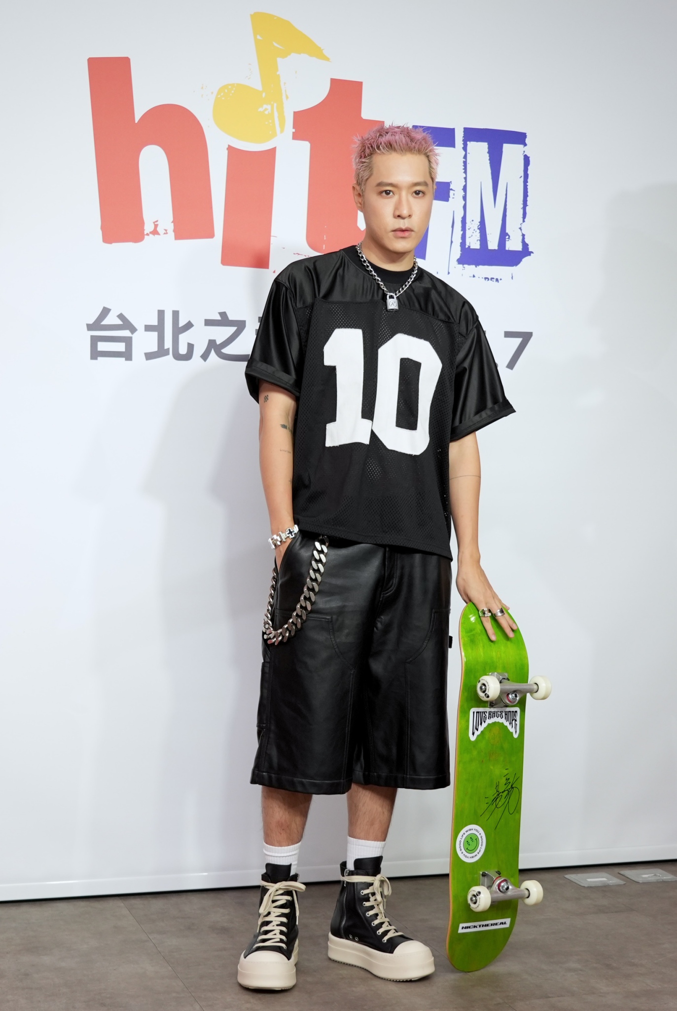 Hit Fm為周湯豪準備了千禧世代象徵的「極限運動滑板」。（圖／記者陳明中攝）