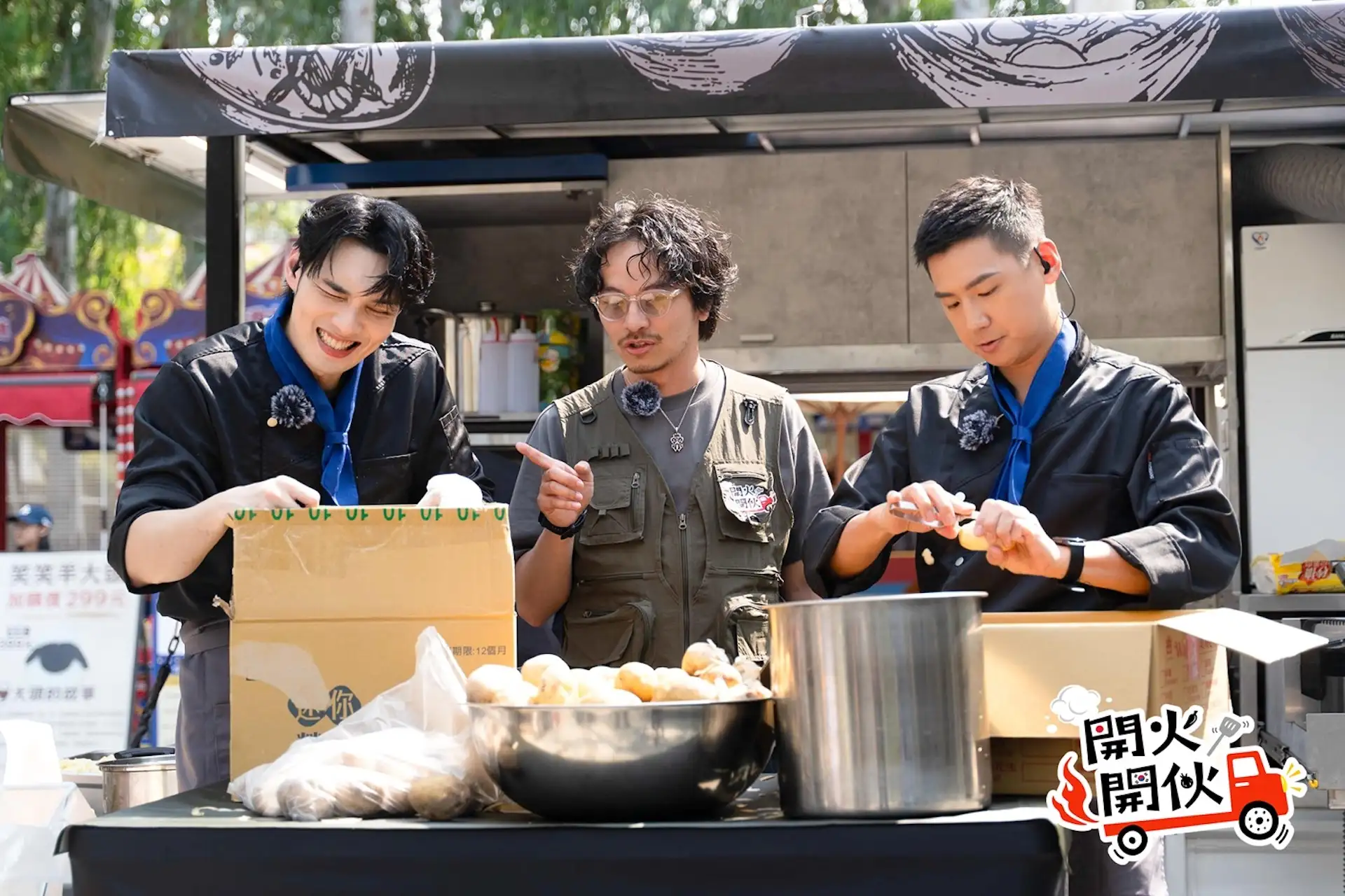 黃偉晉（左起）試圖與總幹事楊銘威聊天，離削馬鈴薯的工作。（圖／TVBS提供）