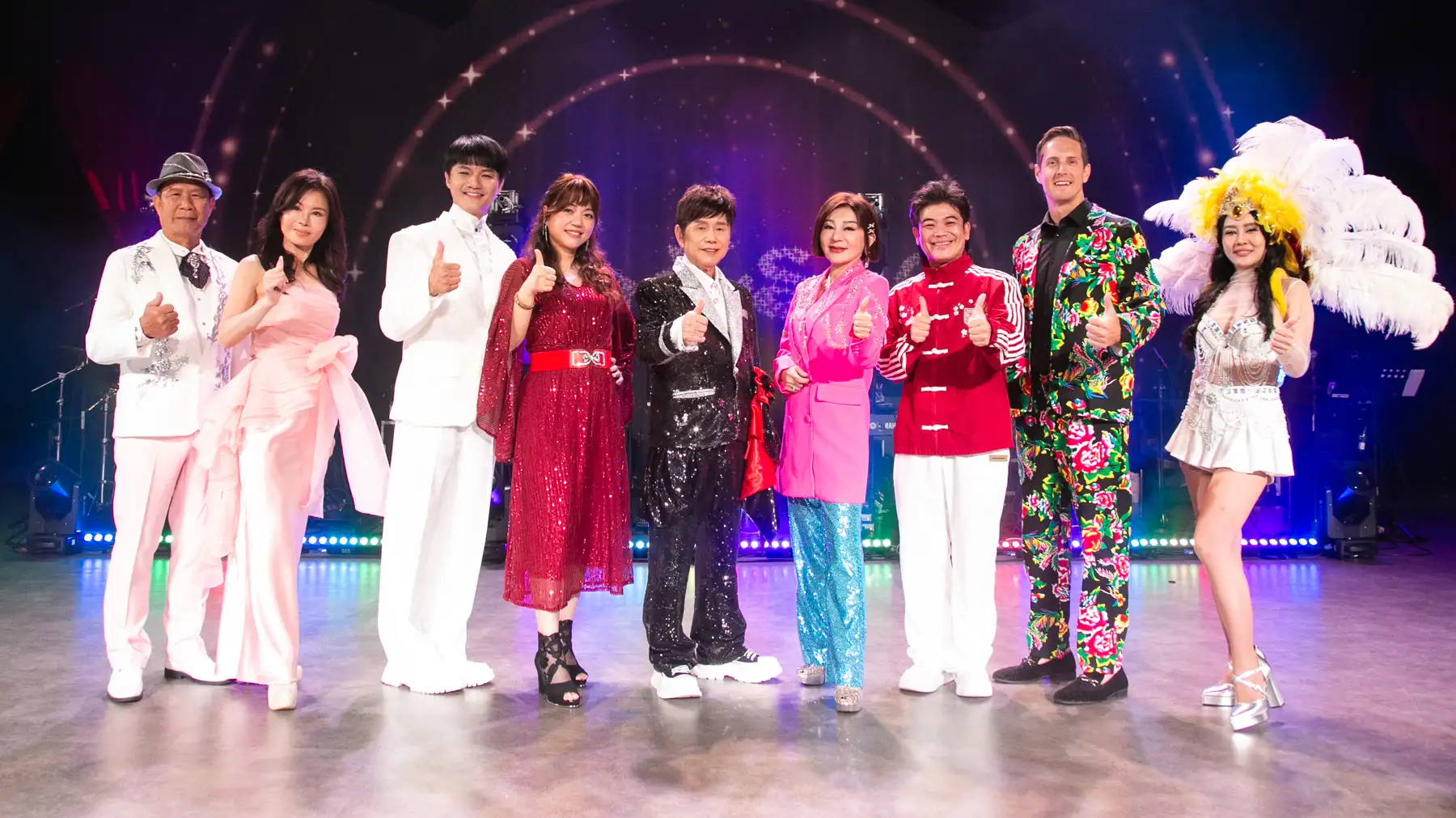 蔡亞露（右起）、賈斯汀、馬國弼、王彩樺、黃西田以及秀蘭瑪雅、明亮、楊紫惠、陳陽明參加耐斯歌廳秀冬季首場演出。（圖／劍湖山世界提供）