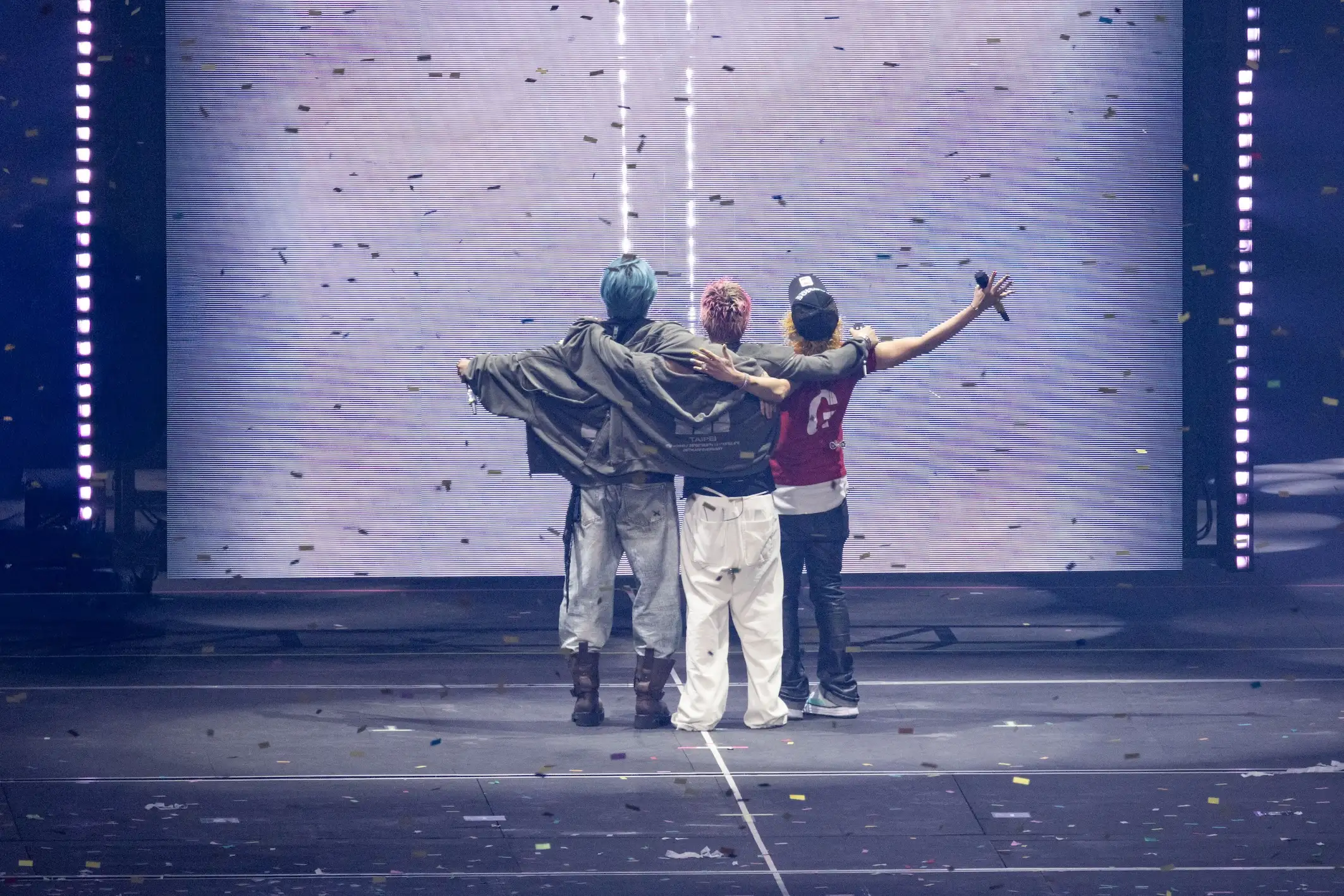 BIGBANG GD、太陽、大聲在離場前再度行大禮告別粉絲。(圖/讀者提供)