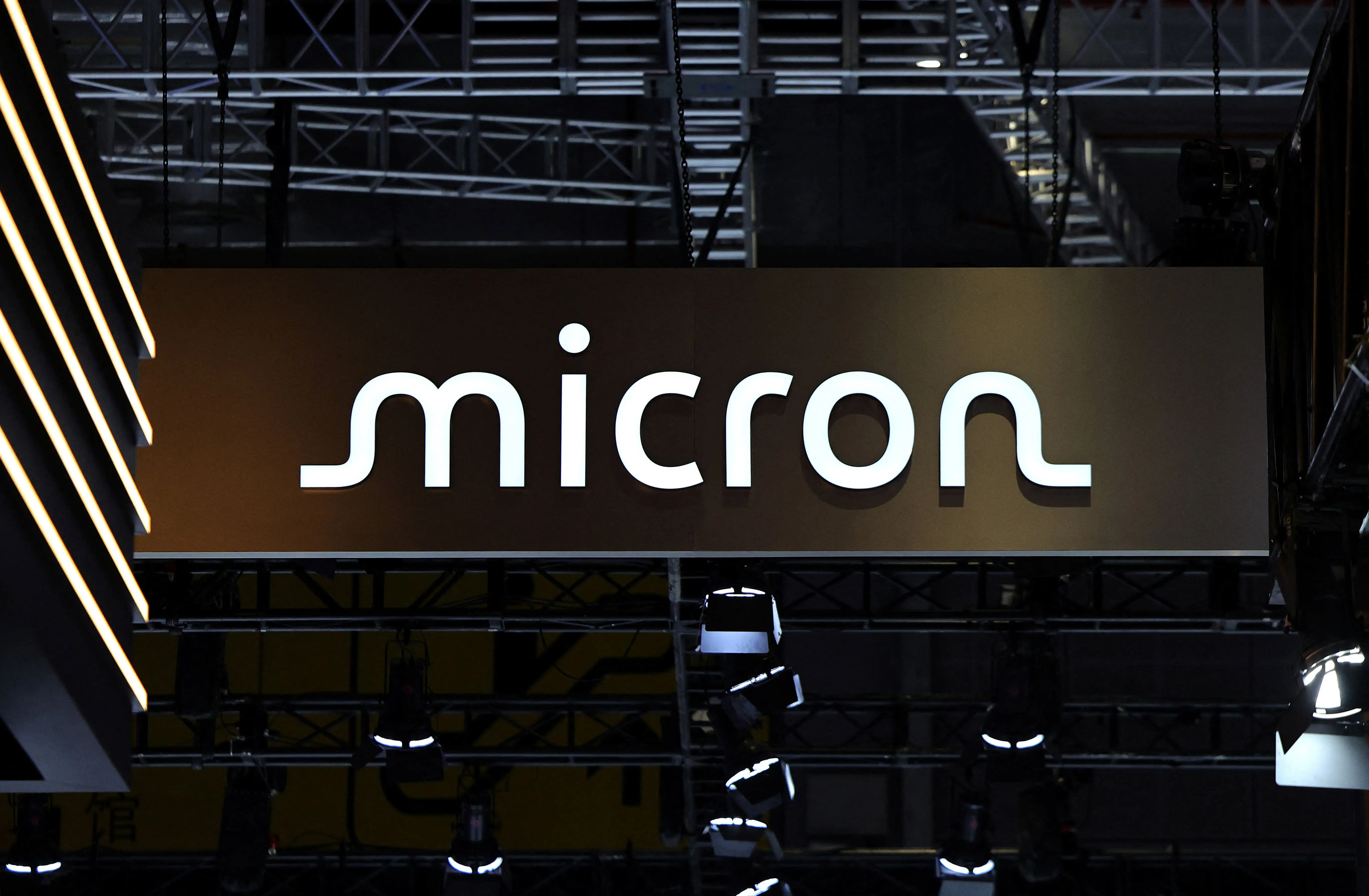 美光(Micron)最新公布的 2026 會計年度第四季財報表現極為強勁,單季營收達 542.3 億美元,較去年同期成長近四倍(圖/達志影像)