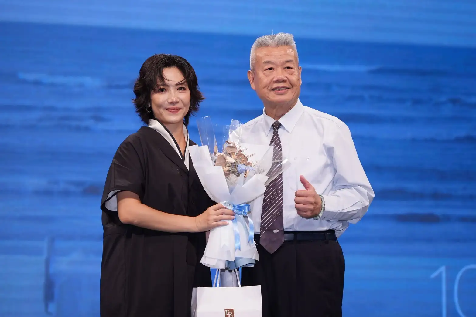 徐麗雯（左）執導大愛電視電影《靜曦》，身為演員常常會「技養」。（圖／記者許方正攝）