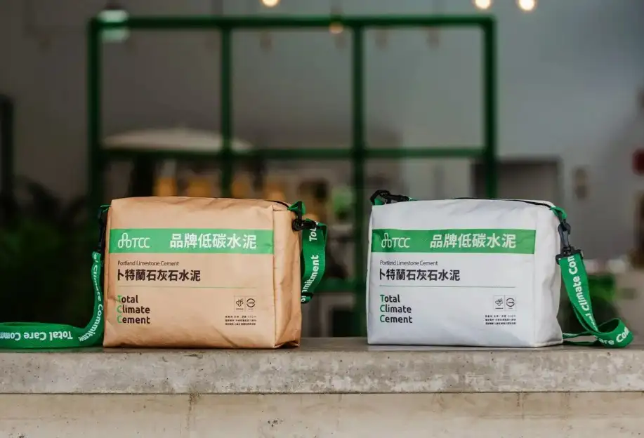 台泥斜背包有傳統水泥袋的咖啡色款,也特別開發白色限定款。(圖/蔣欣倫攝)