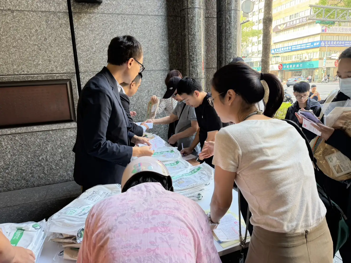 台泥臨股會約有400人到場,不少人要來領外型彷彿裝水泥的工業包。(圖/蔣欣倫攝)