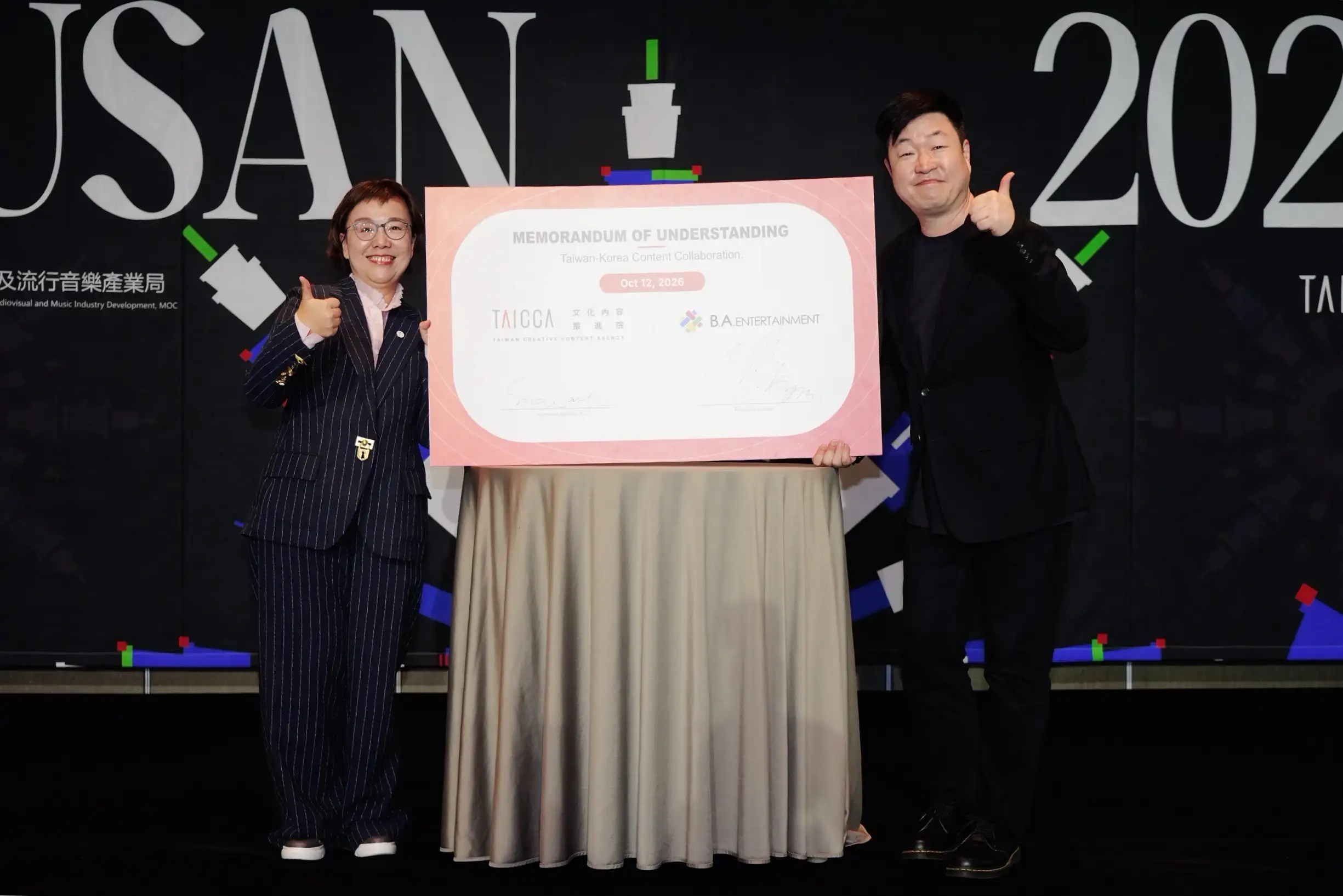 文策院董事長王時思(左)、B.A. Entertainment 執行長張原碩宣布合作。(圖/記者陳明中攝)