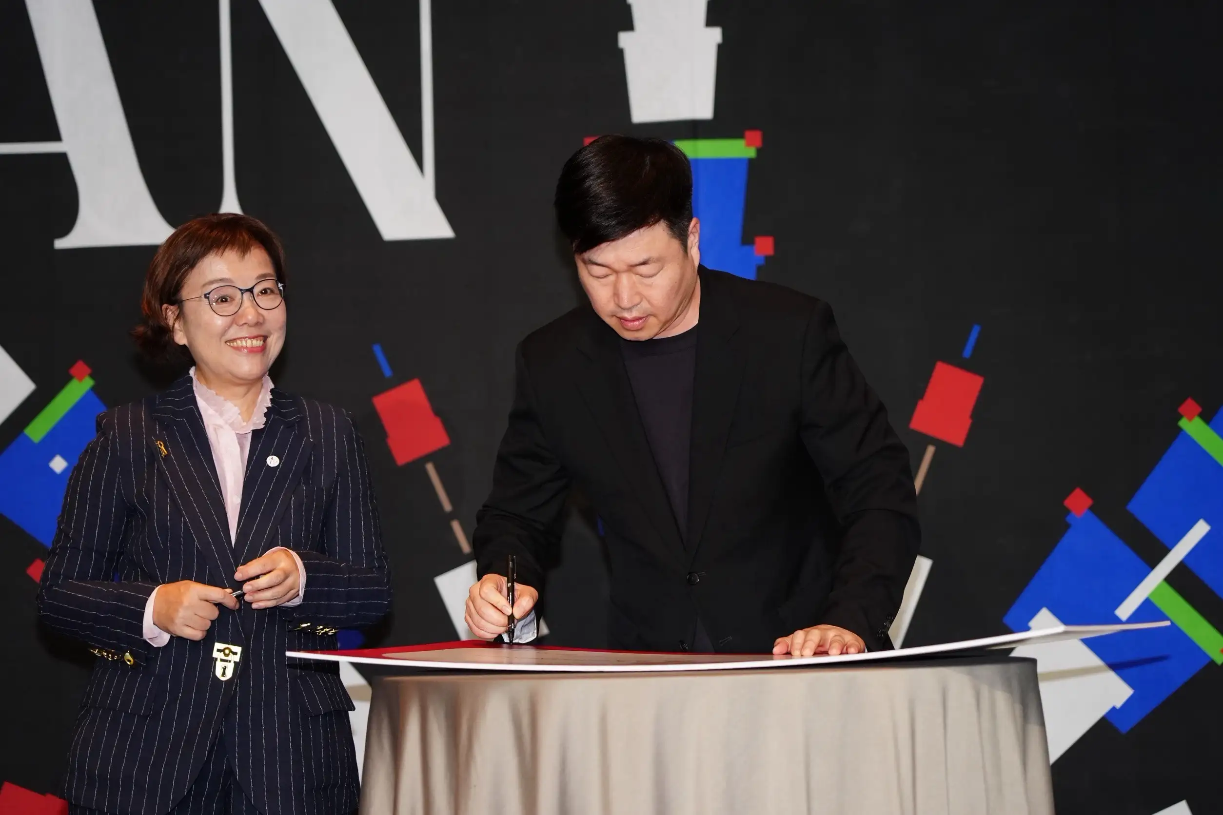 文策院董事長王時思(左)、B.A. Entertainment 執行長張原碩進行簽約儀式。(圖/記者陳明中攝)