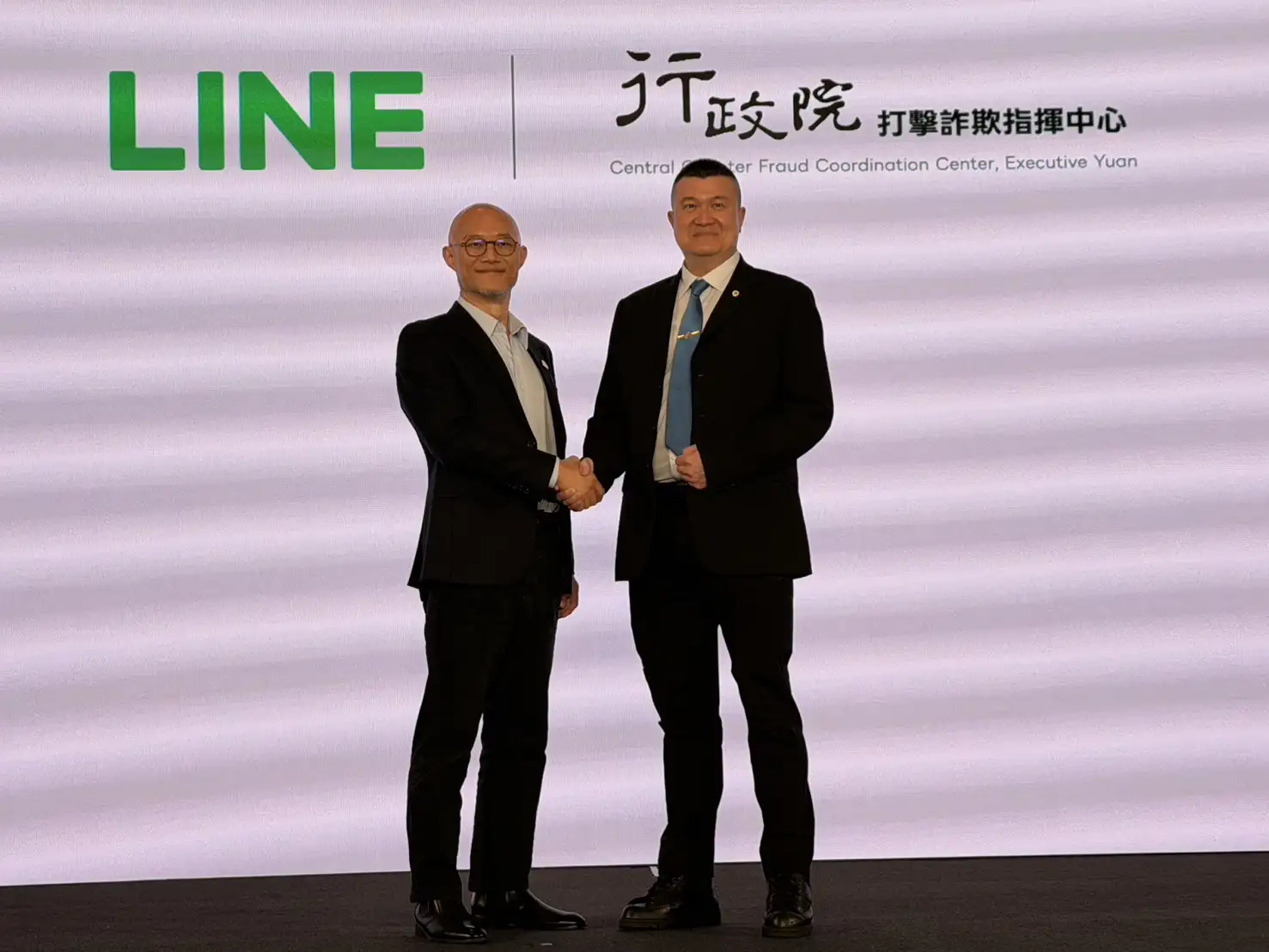 LINE台灣董事長暨執行長陳立人與打詐中心指揮官馬士元共同簽署「反詐合作備忘錄」。（圖／蔣欣倫攝）
