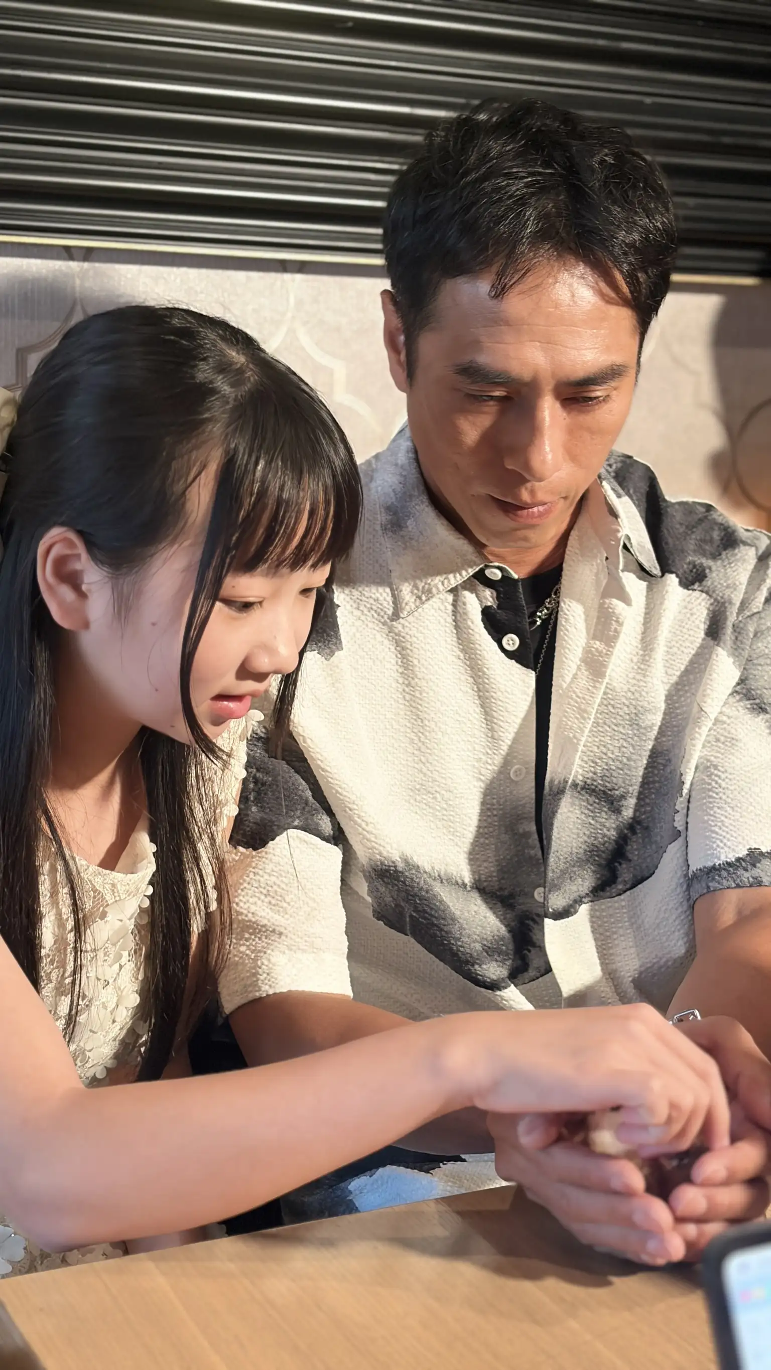 林呈恩（左）靠養的小倉鼠舒壓，記者會也帶在身邊。（圖／記者蕭宇涵攝）