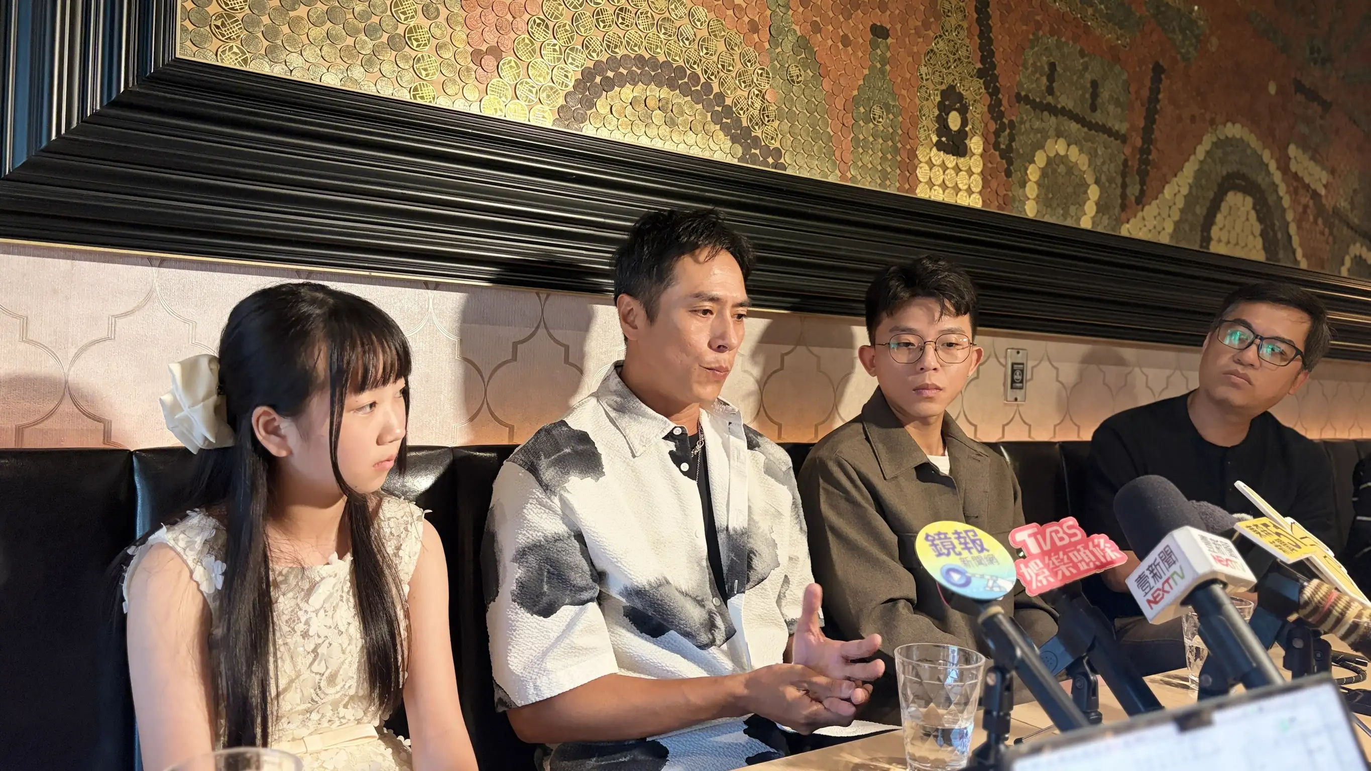 《都市開基祖》金鐘聯訪，入圍戲劇節目男主角獎的莊凱勛、最具潛力新人獎林呈恩、導演獎朱平導演、戲劇節目獎、編劇獎 陳南宏製作人一起受訪。（圖／記者蕭宇涵攝）