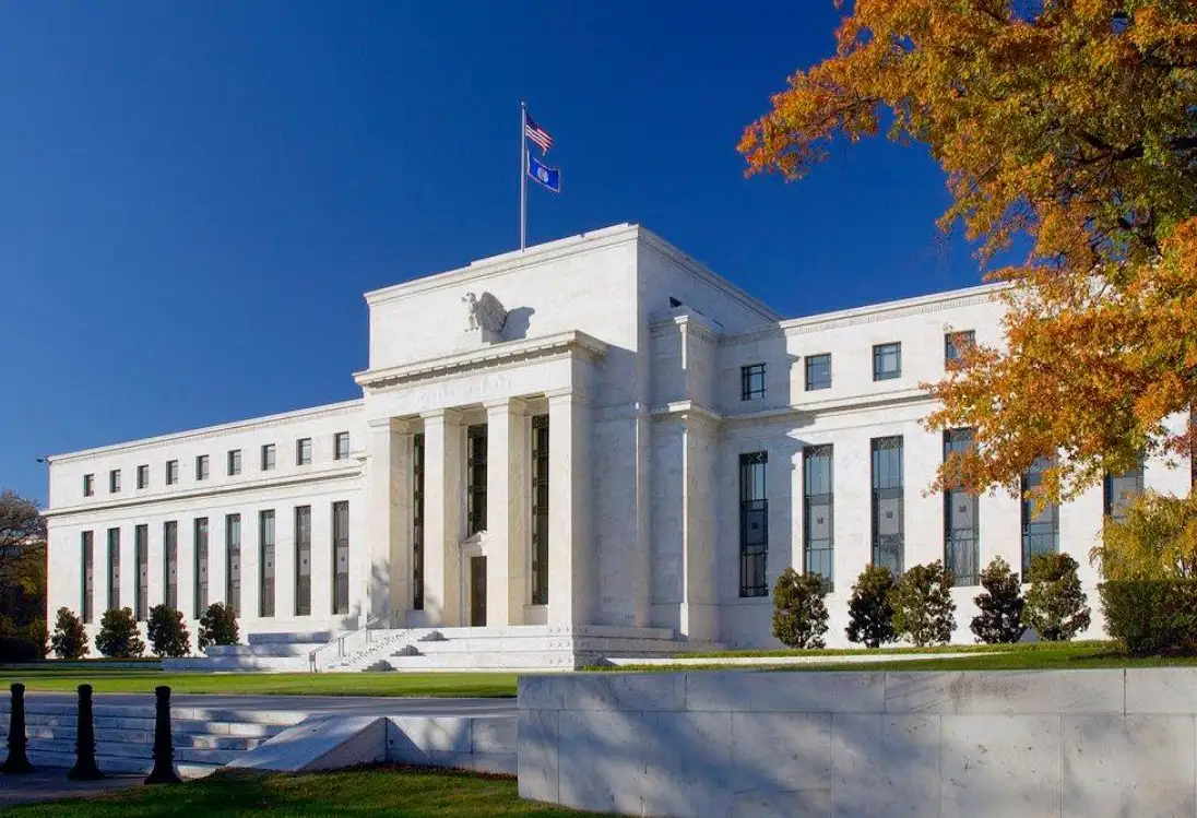 聯準會(Fed)10月再度升息的壓力明顯降溫。不過美國經濟持續展現韌性,長天期美債殖利率不跌反升(圖/翻攝自FED FB)