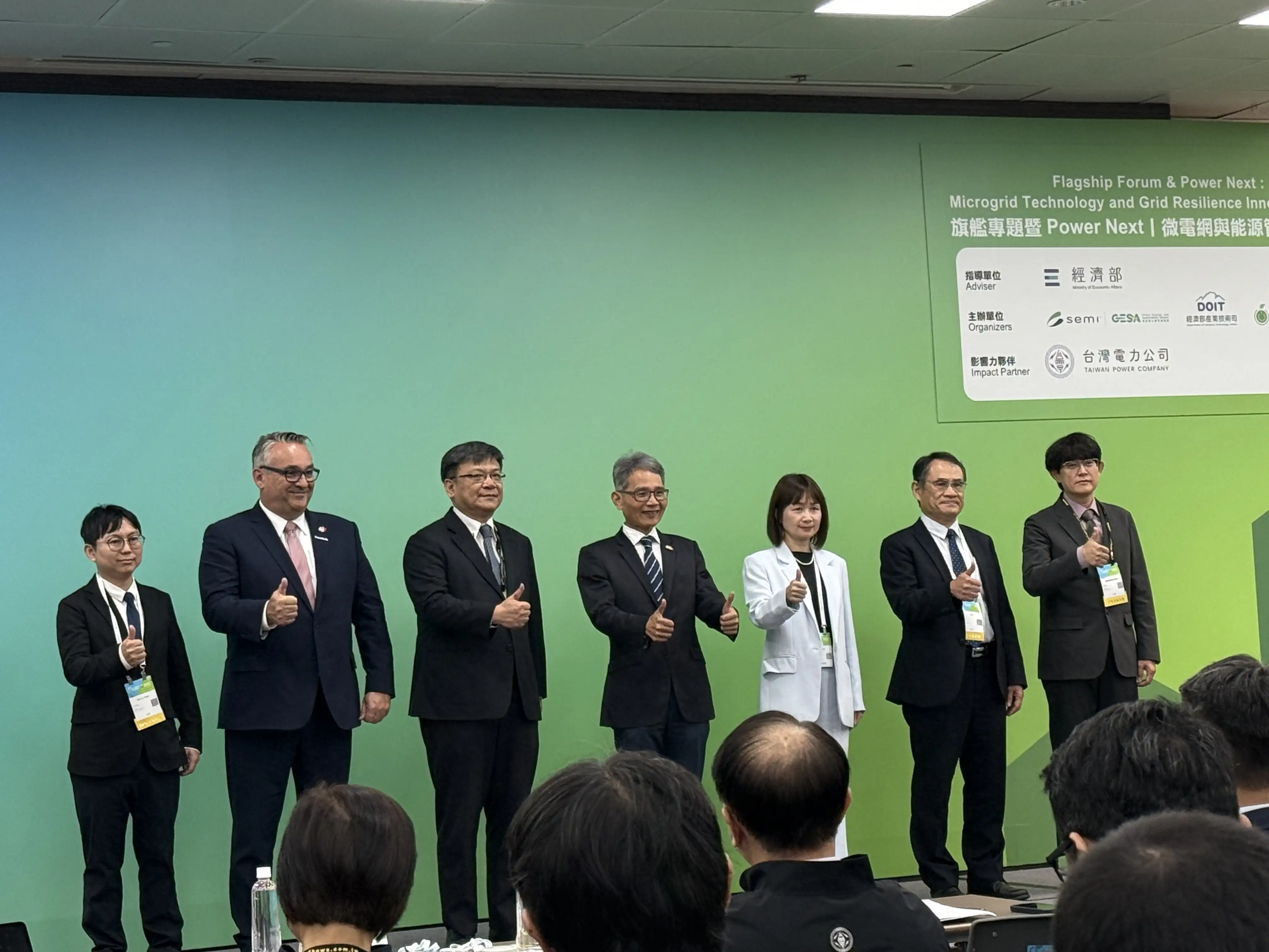 台電董事長曾文生(中)今(14)日出席「微電網與能源管理創新論壇」,分享台灣未來十年電力布局與能源轉型方向。(圖/鄒雯涵攝影)