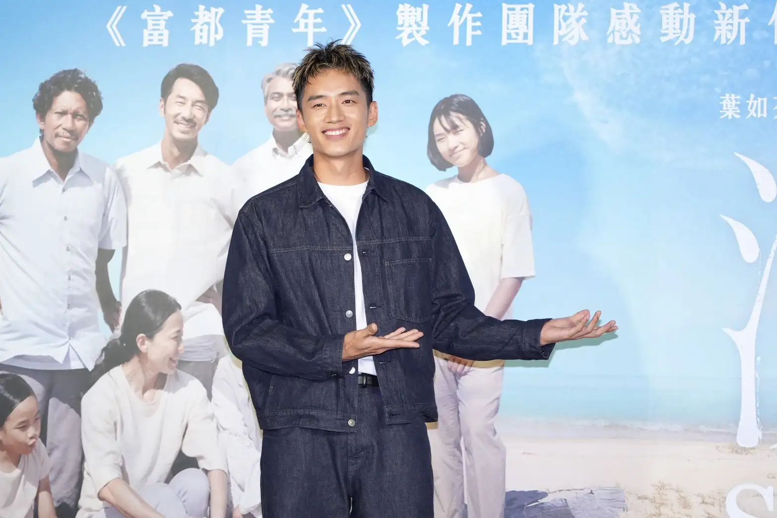 陳澤耀到《沙央》首映會現場獻花。(圖/記者許方正攝)