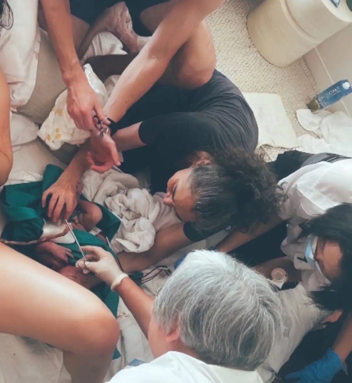 剪臍帶。（圖／繁星皓月提供）