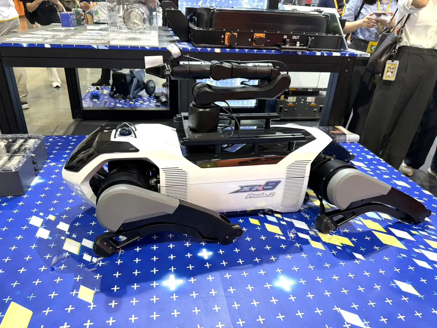 台塑新智能也將國產電池應用延伸至智慧移動領域,與中華汽車旗下綠捷合作開發四足機器人電池系統。(圖/蔣欣倫攝)