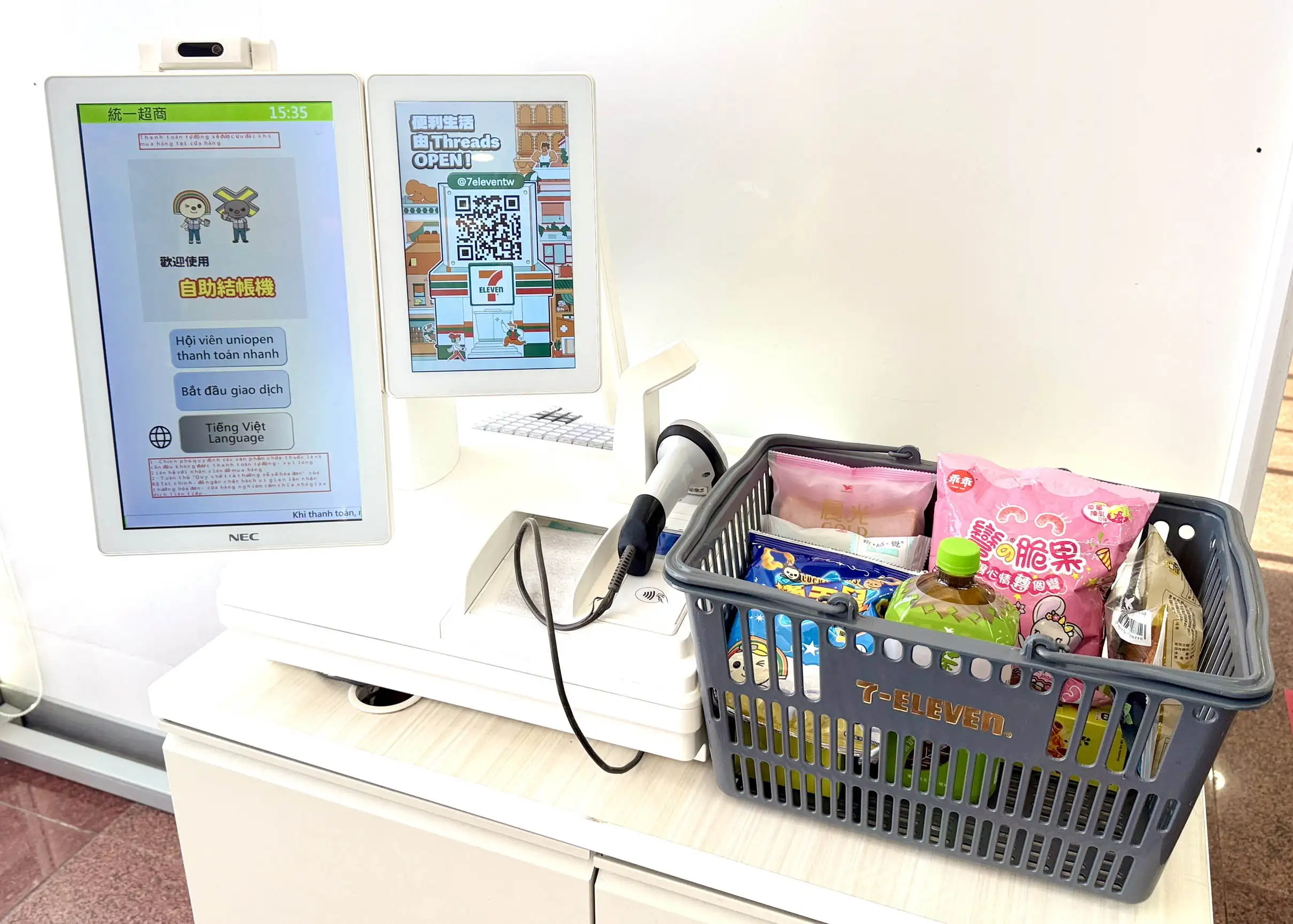 為滿足國際旅客、來台工作者到超商也能流暢使用自助結帳服務,7-ELEVEN即日起領先同業推出7大語系自助結帳介面,化身超商翻譯年糕。(圖/7ELEVEN提供)