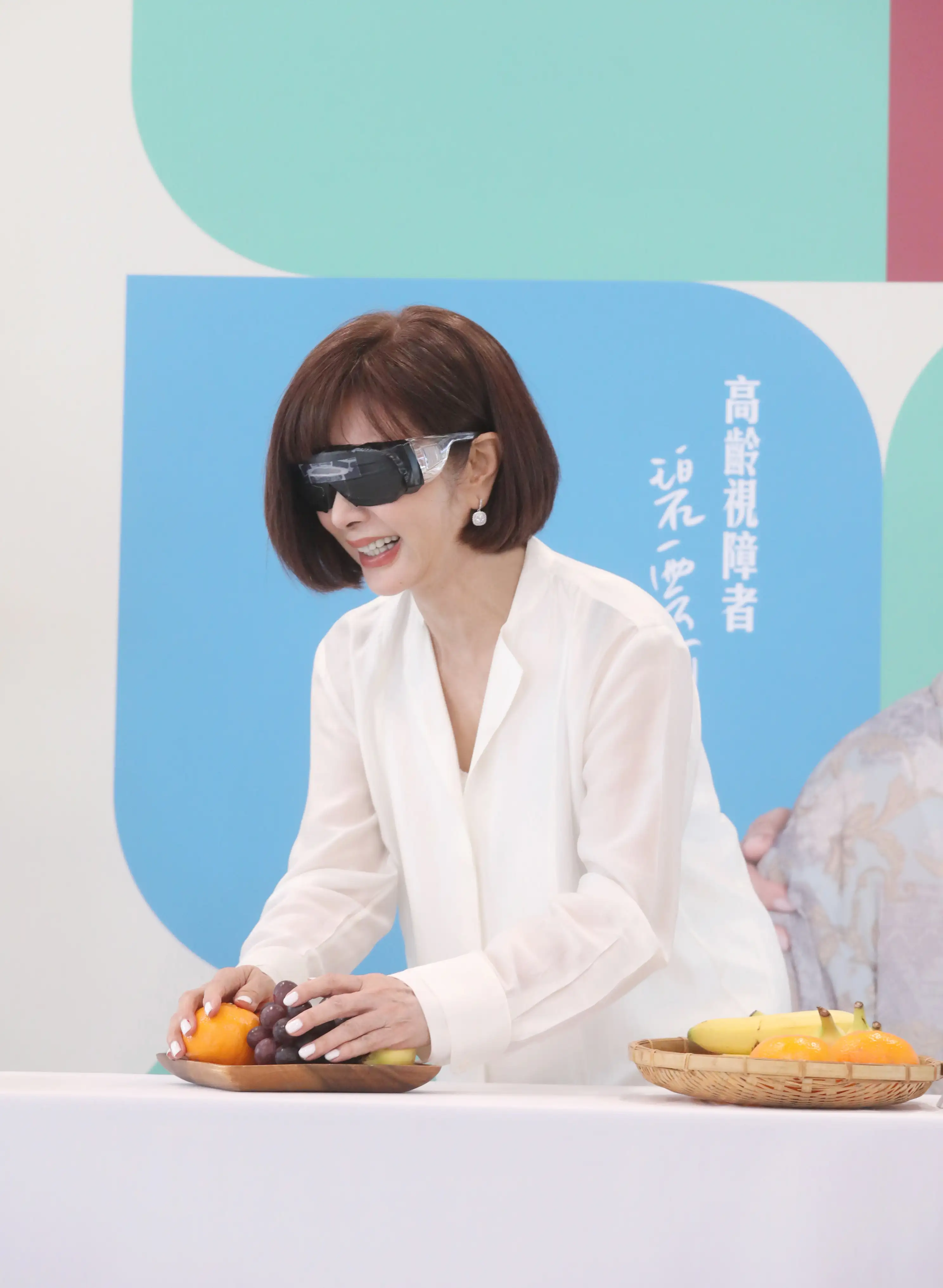 陳美鳳戴上眼罩體驗視障者的生活。(圖/愛盲基金會提供)
