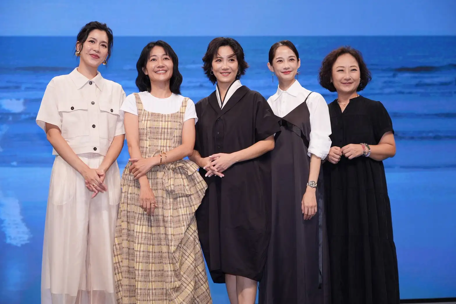 簡嫚書 、廖梨伶 、張家慧 、陳婉婷、導演徐麗雯出席《靜曦》首映記者會。（圖／記者許方正攝）