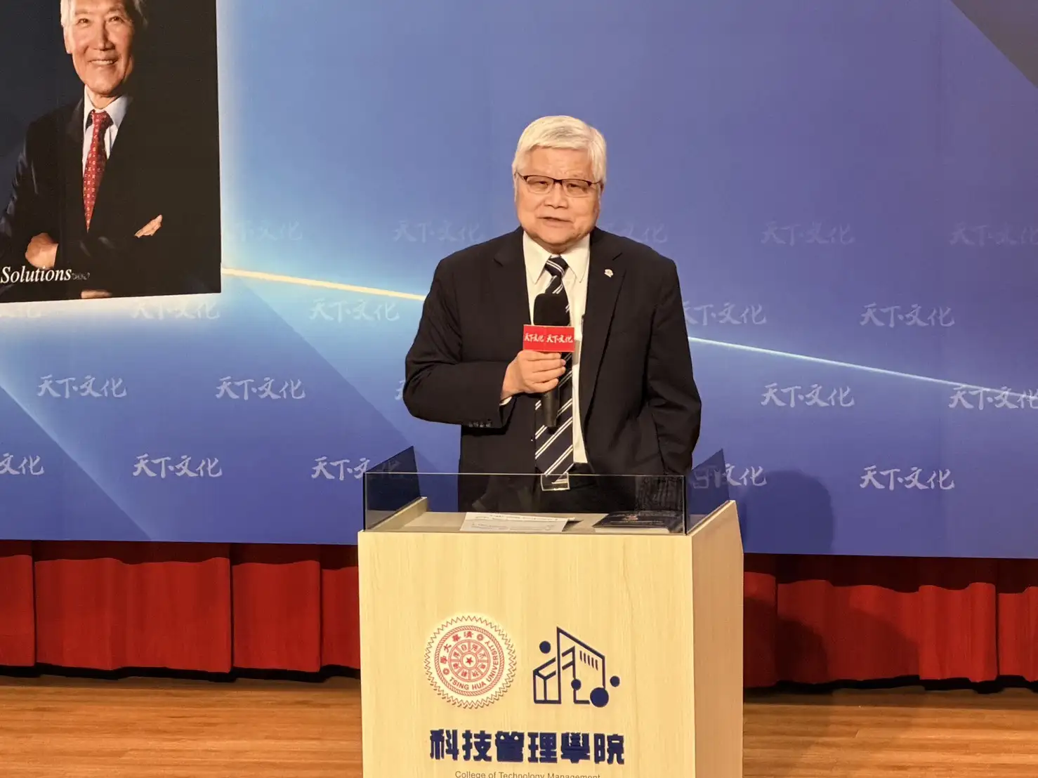 台積電董事長暨總裁魏哲家 16 日出席中研院院士胡正明的新書發表會,自嘲股價不佳。圖/唐子晴攝影