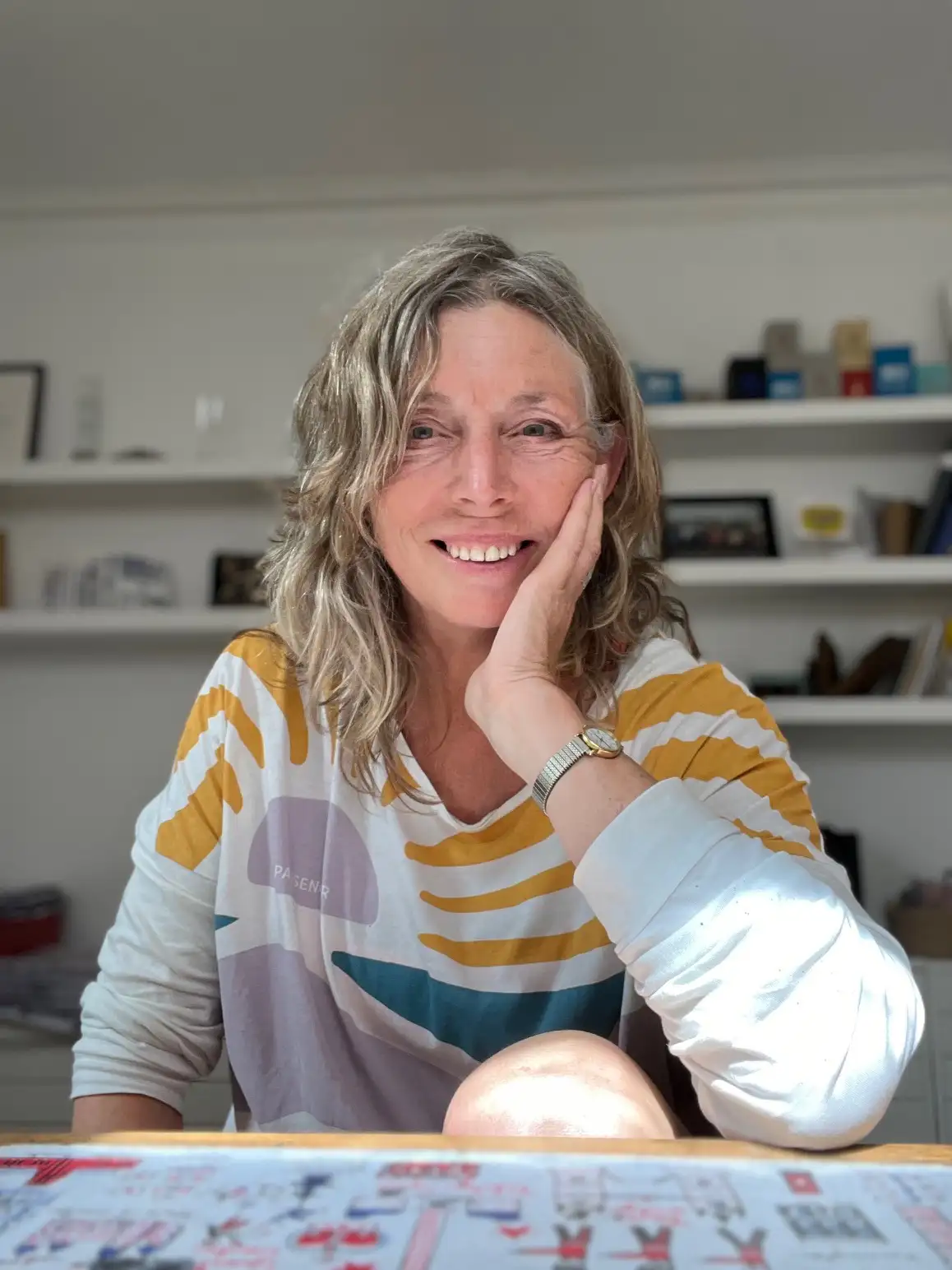 以手繪地圖創作風格享譽國際的英國知名插畫家 Julia Gash，其深受全球旅人與設計愛好者喜愛的城市藝術帆布托特包系列，將首度於台灣正式登場。（圖／得利影視提供）