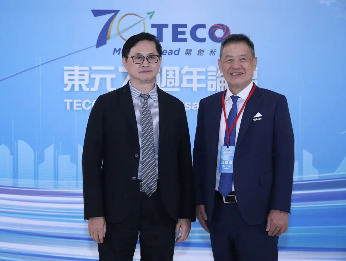 和碩董事長童子賢（左）出席東元70週年論壇，與東元董事長利明献一起合照。（圖／蔣欣倫攝）