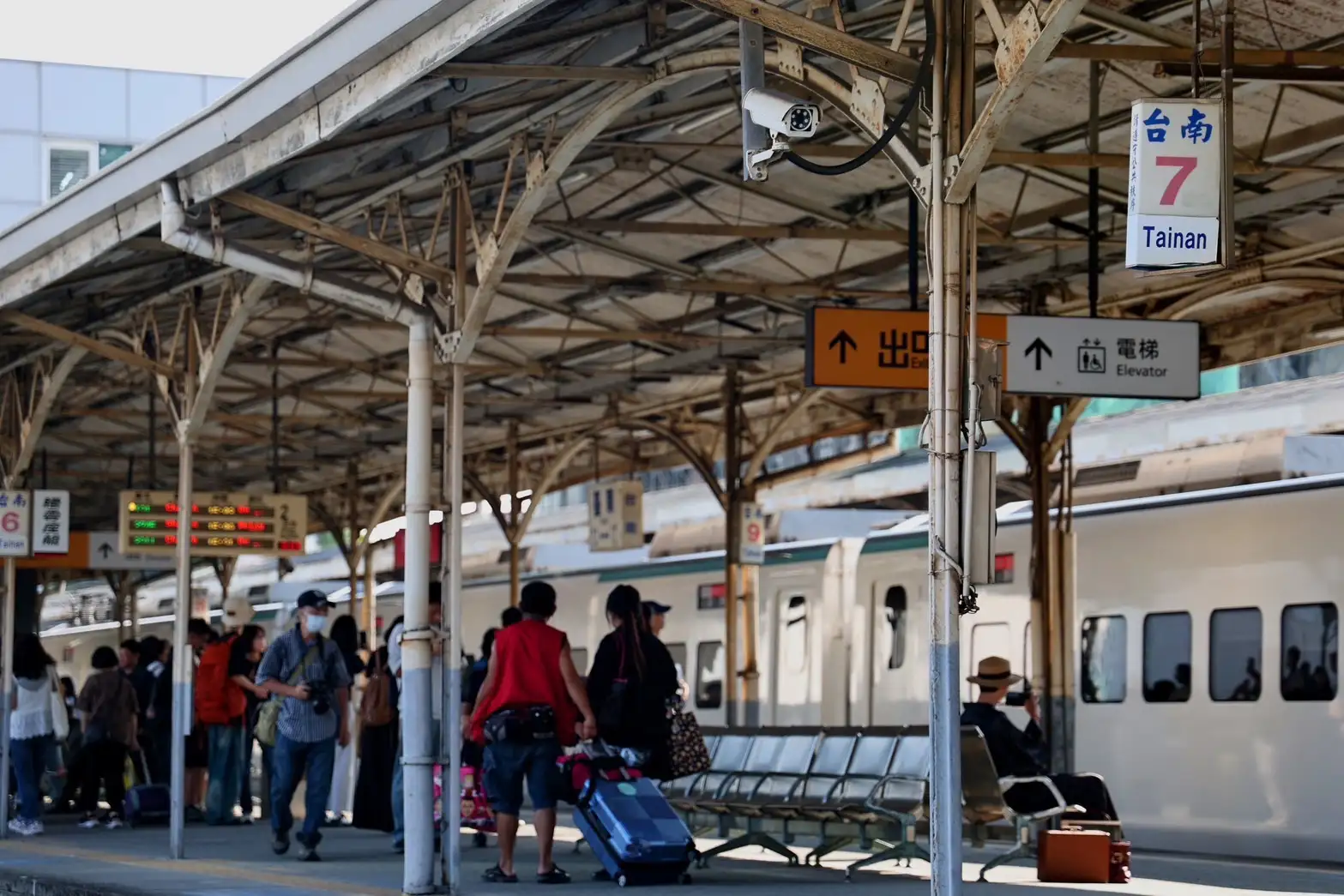 ▲▼ 圖說：今（16日）晚最後一班地面列車駛離，明（17）日首班列車將正式駛入地下軌道。（圖／台南市政府提供）