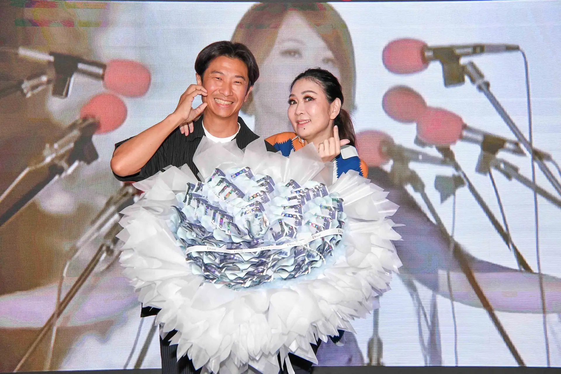 張秀卿(右)才收到老公王國贊的十萬元隨便花。(圖/資料照,名人演藝事業提供)
