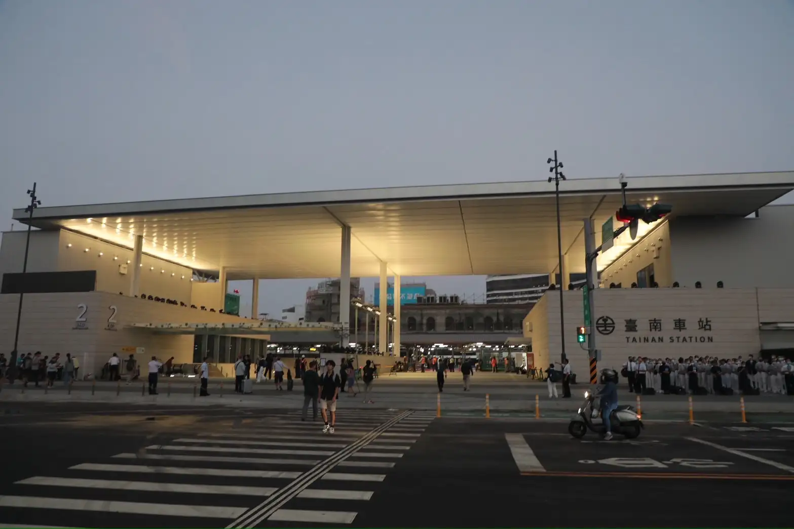 ▲▼台南市長黃偉哲今（17日）晨與交通部長陳世凱搭乘首班列車出發，與各界貴賓及民眾一同見證台南市區鐵路邁向地下化的里程碑。（圖／台南市政府提供）