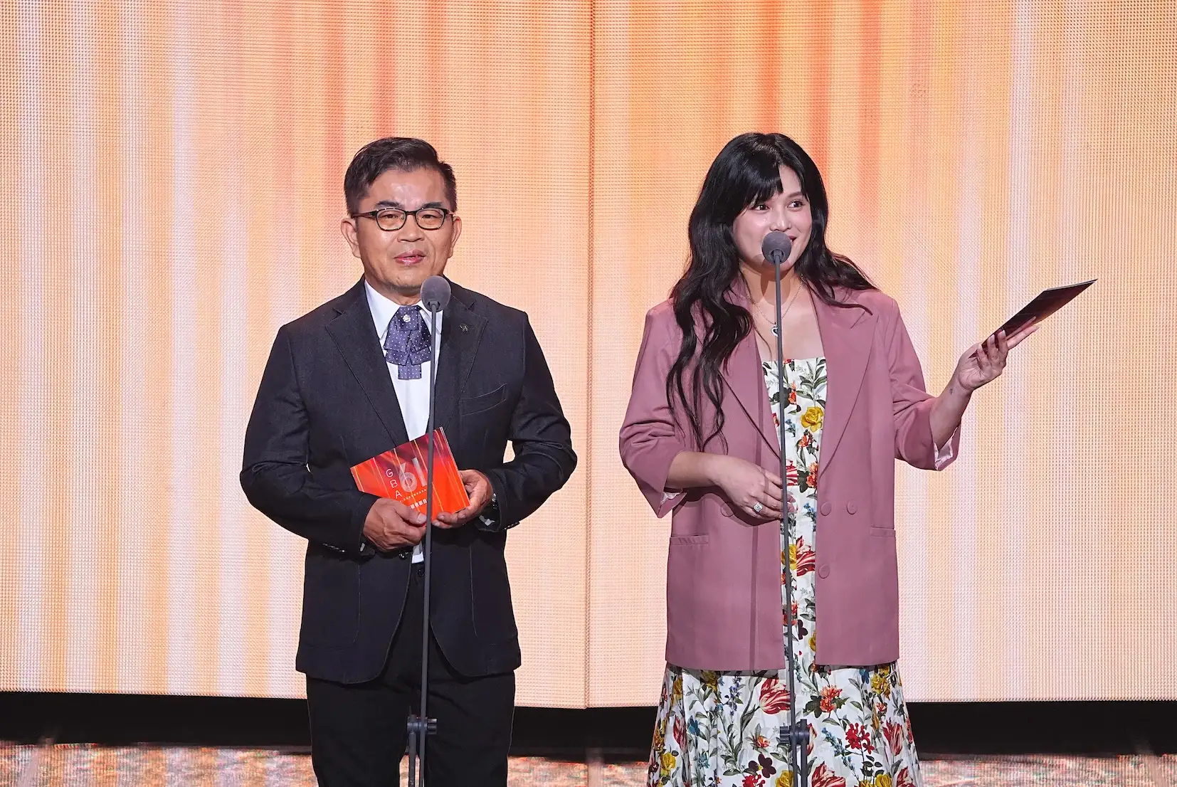 夏宇童、梁明達搭檔頒獎,夏宇童外型意外引發關注。(圖/三立提供)