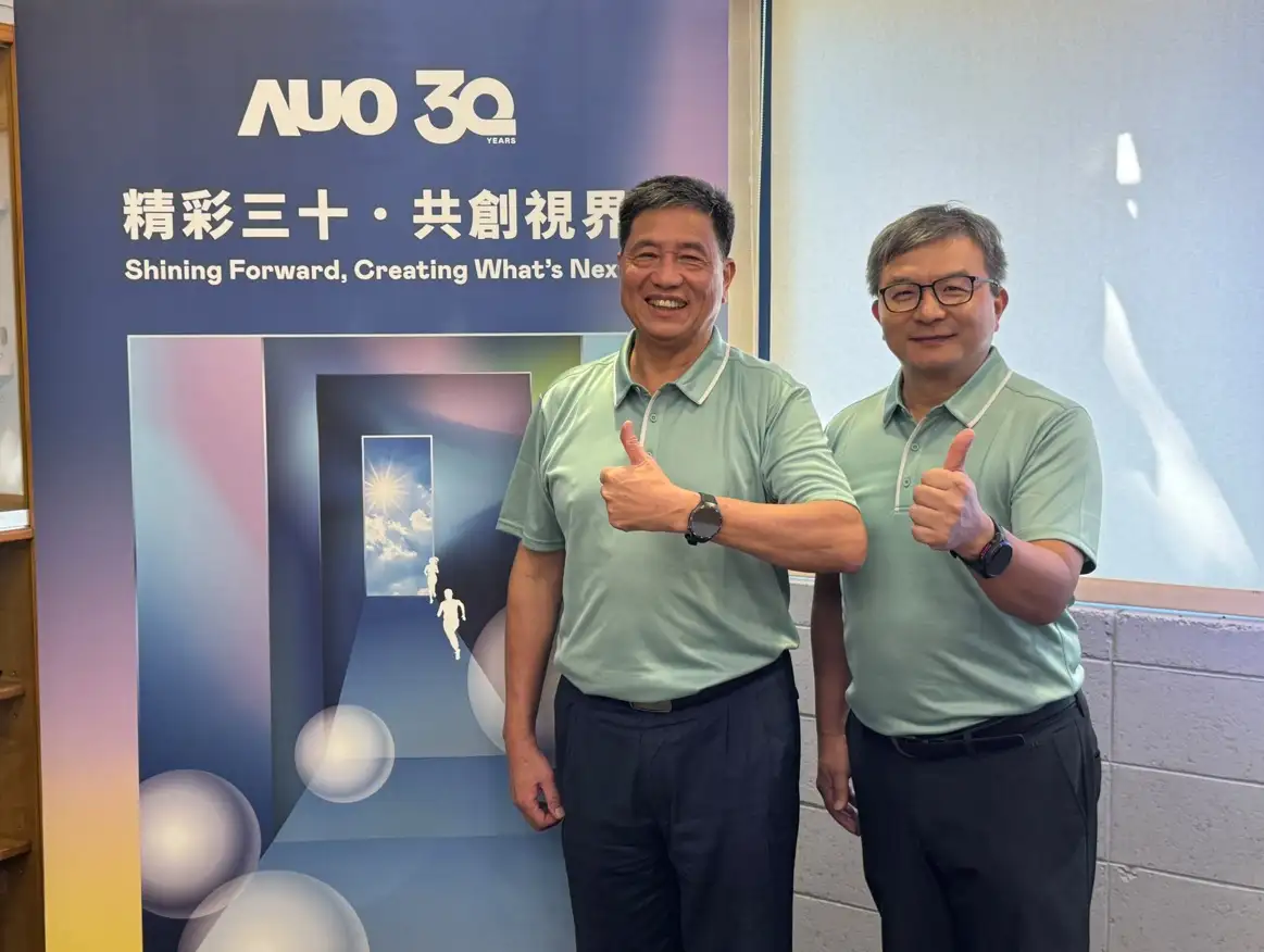 面板大廠友達30週年運動會,董事長彭双浪(左)透露跟總經理張博儀(右)有20多年合作默契。(圖/蔣欣倫攝)