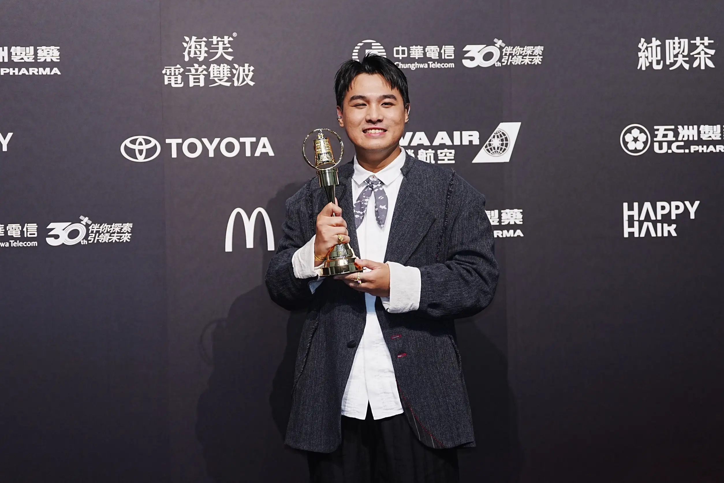 巫巴克(胡聖瑋)拿下廣受矚目的「流行音樂節目主持人獎」。(圖/記者陳明中攝)