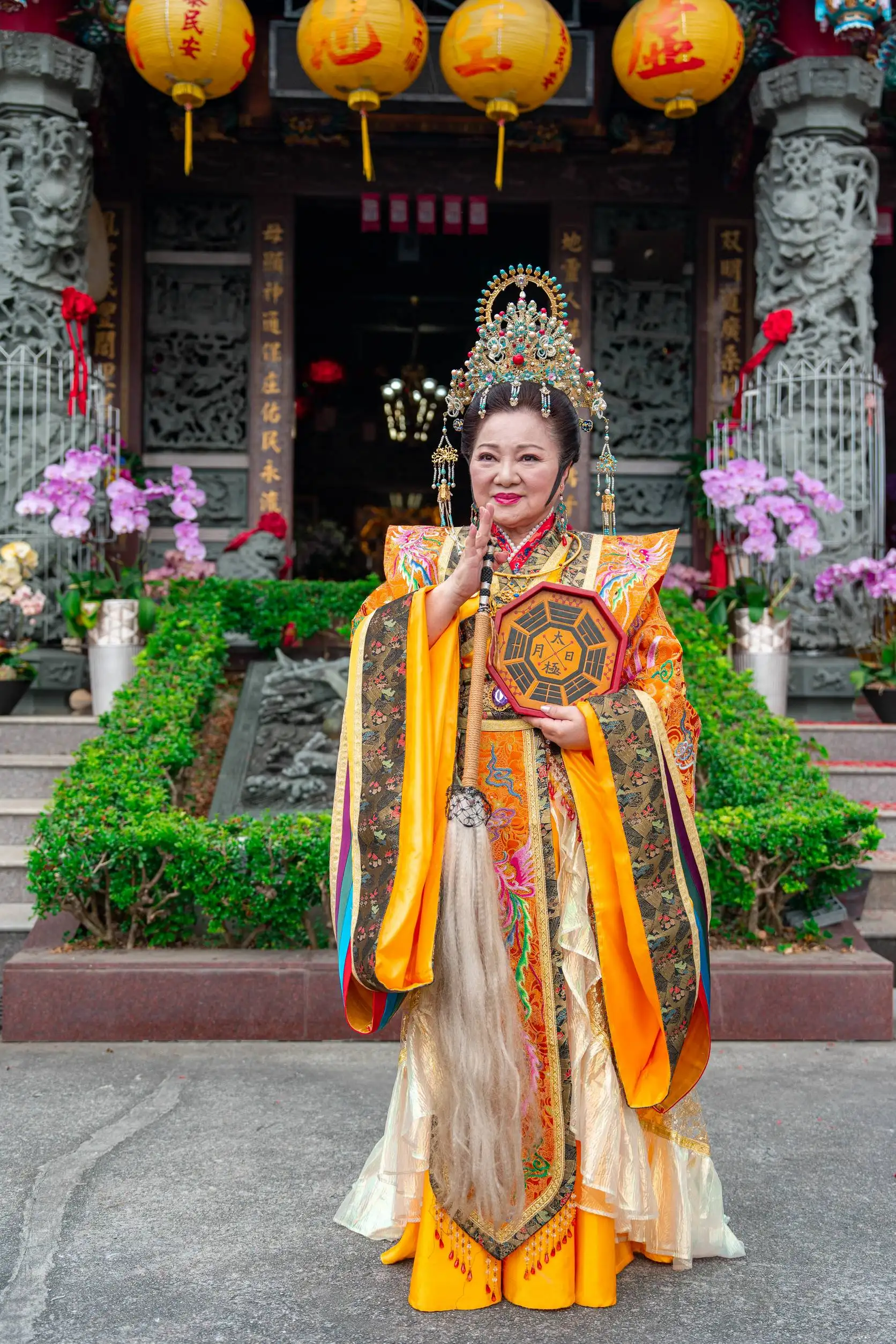 首次扮演神明，白冰冰開拍前特別遵循古禮焚香沐浴、淨身參拜，踏入大殿時更感動得差點落淚。（圖／三立提供）