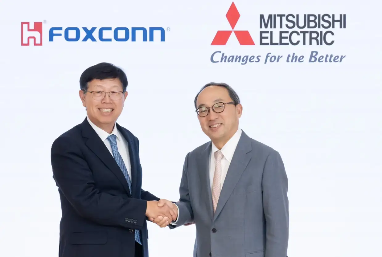鴻海董座劉揚偉與三菱電機株式會社執行役副社長加賀邦彥合照,正式宣布雙方展開策略聯盟。(圖/鴻海提供)