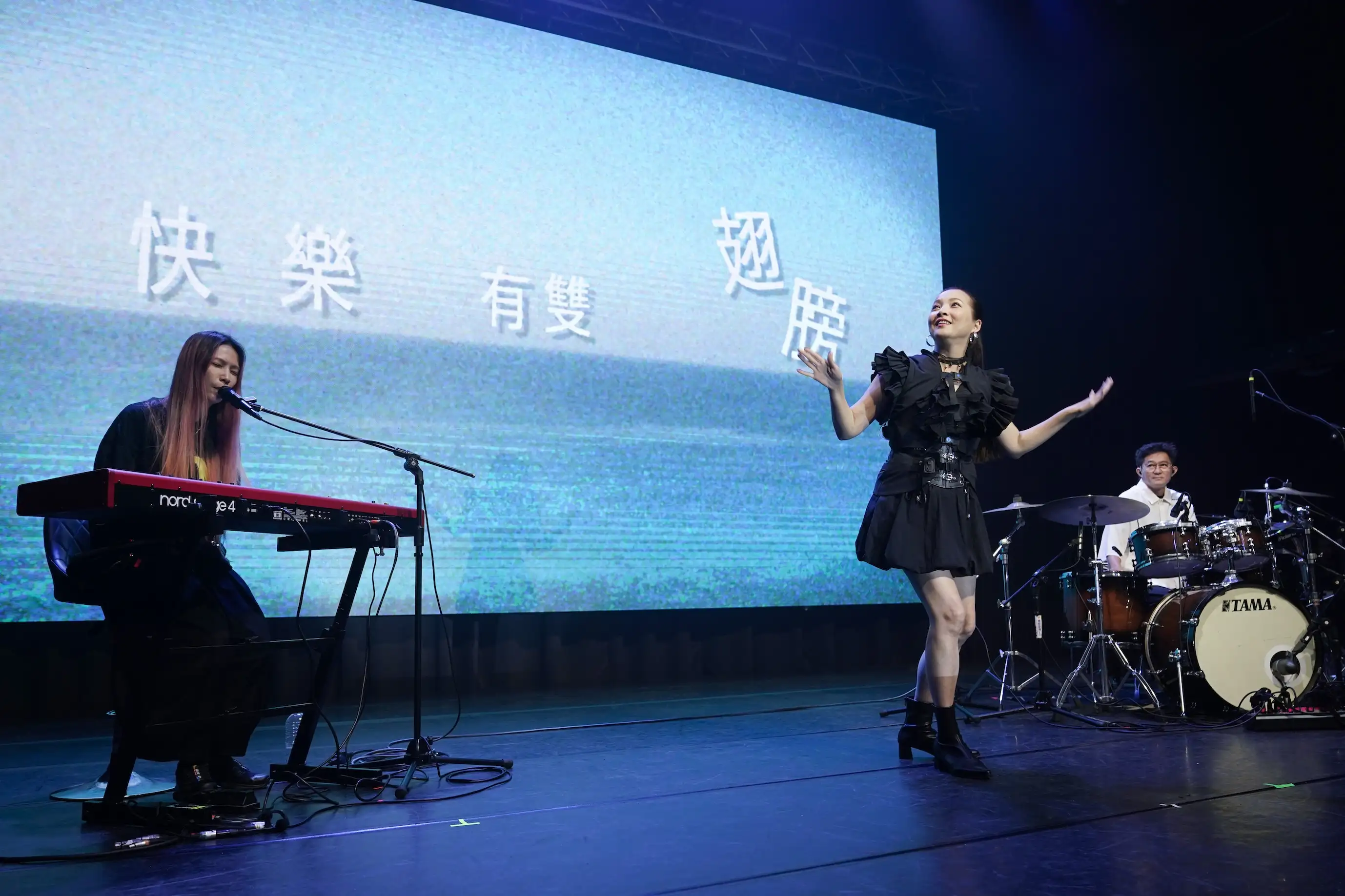 金曲樂團Tizzy Bac參與「聲音藏在聾聽共融公益演唱會」,與聾人表演者王曉書等人同台演出。(圖/聲音藏在提供)