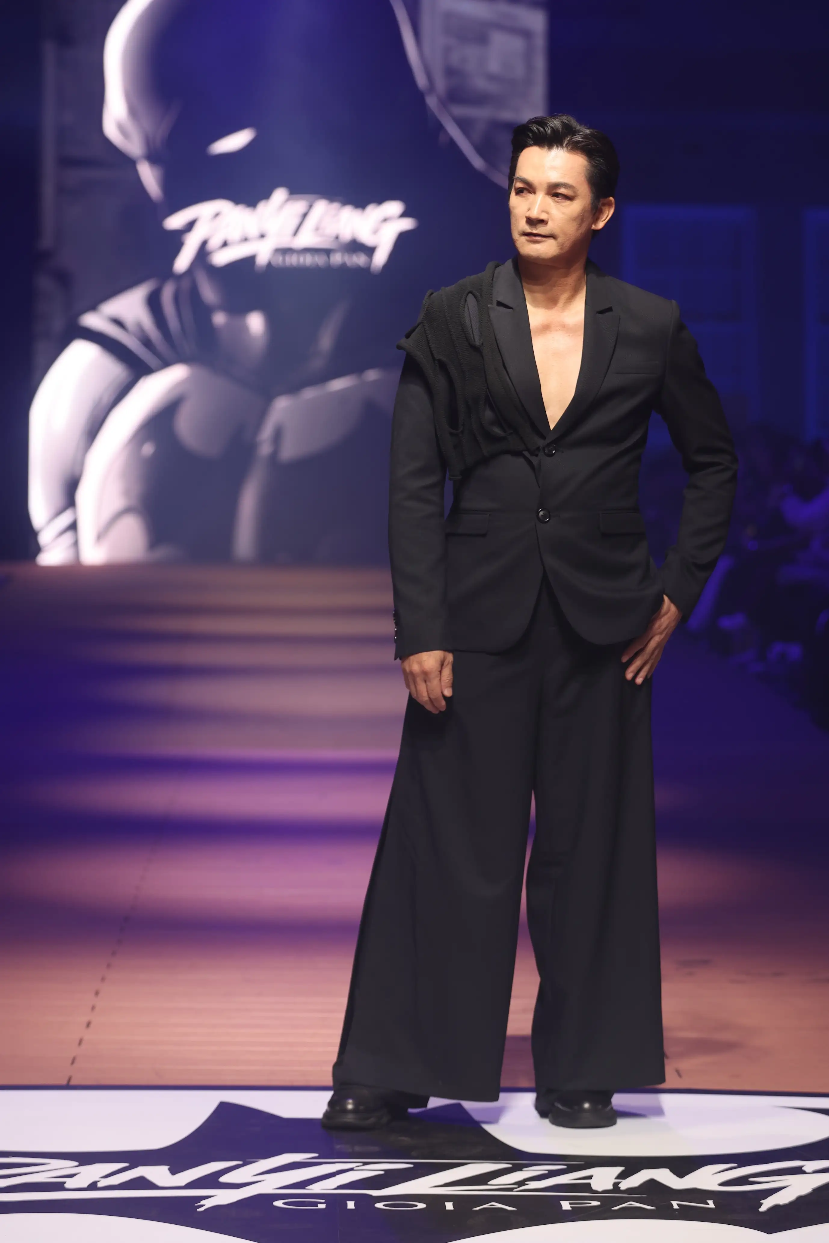 伊正壓軸服裝秀登台 展現不同戲劇中的一面。(圖/潘怡良提供)