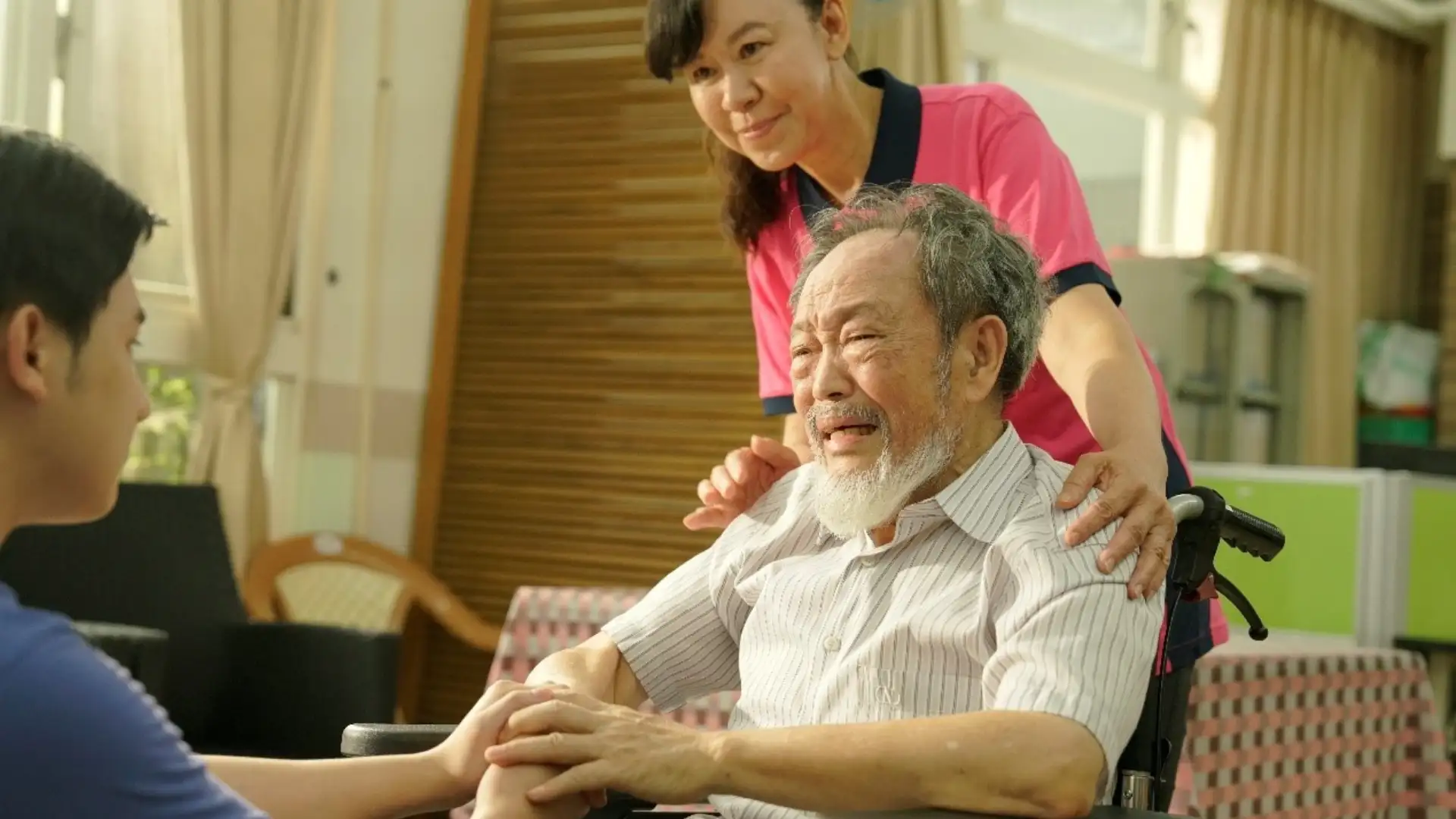 《今天愛上我》杜滿生緊握住手，謝展榮情緒潰堤。（圖／大愛提供）