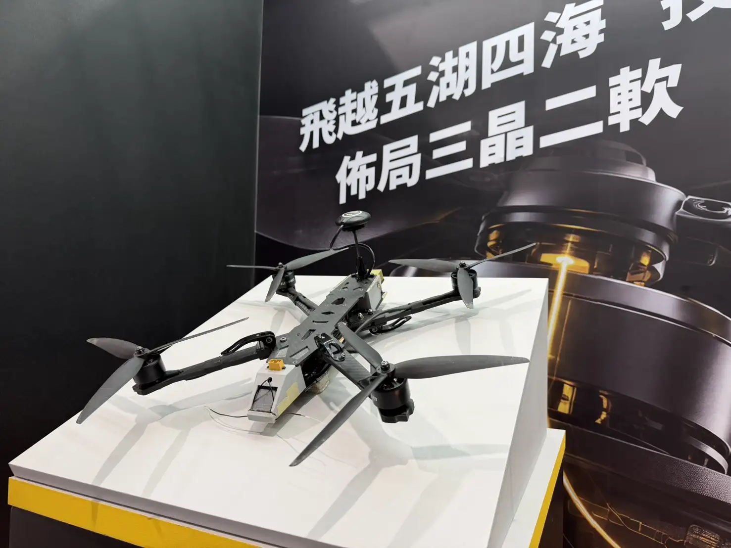 阿比特電子展出的自主飛控方案,採雙核心RISC-V架構。(圖/蔣欣倫攝)