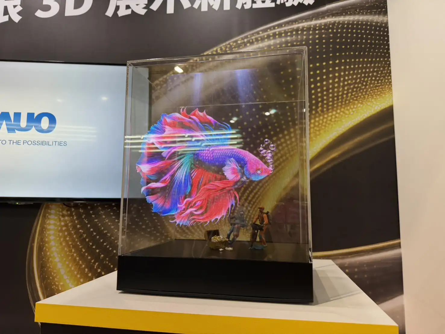 友達的Micro LED透明3D浮空智慧櫥窗,不用戴任何眼鏡也能看見3D影像漂浮在實體商品旁。(圖/蔣欣倫攝)