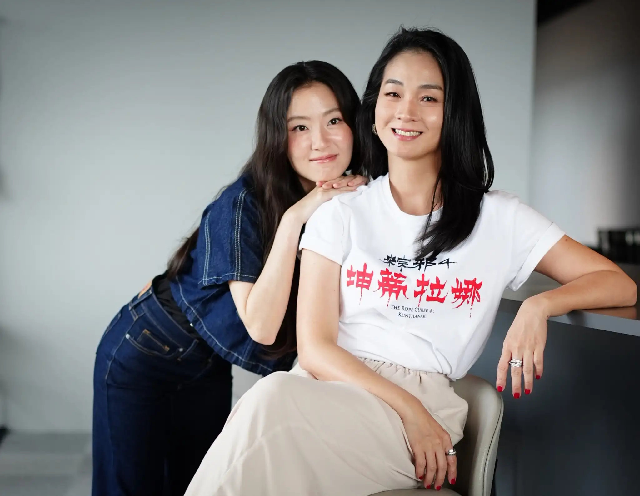 許安植(左)、陳雪甄拍《粽邪4:坤蒂拉娜》吃足苦頭。(圖/記者陳明中攝)