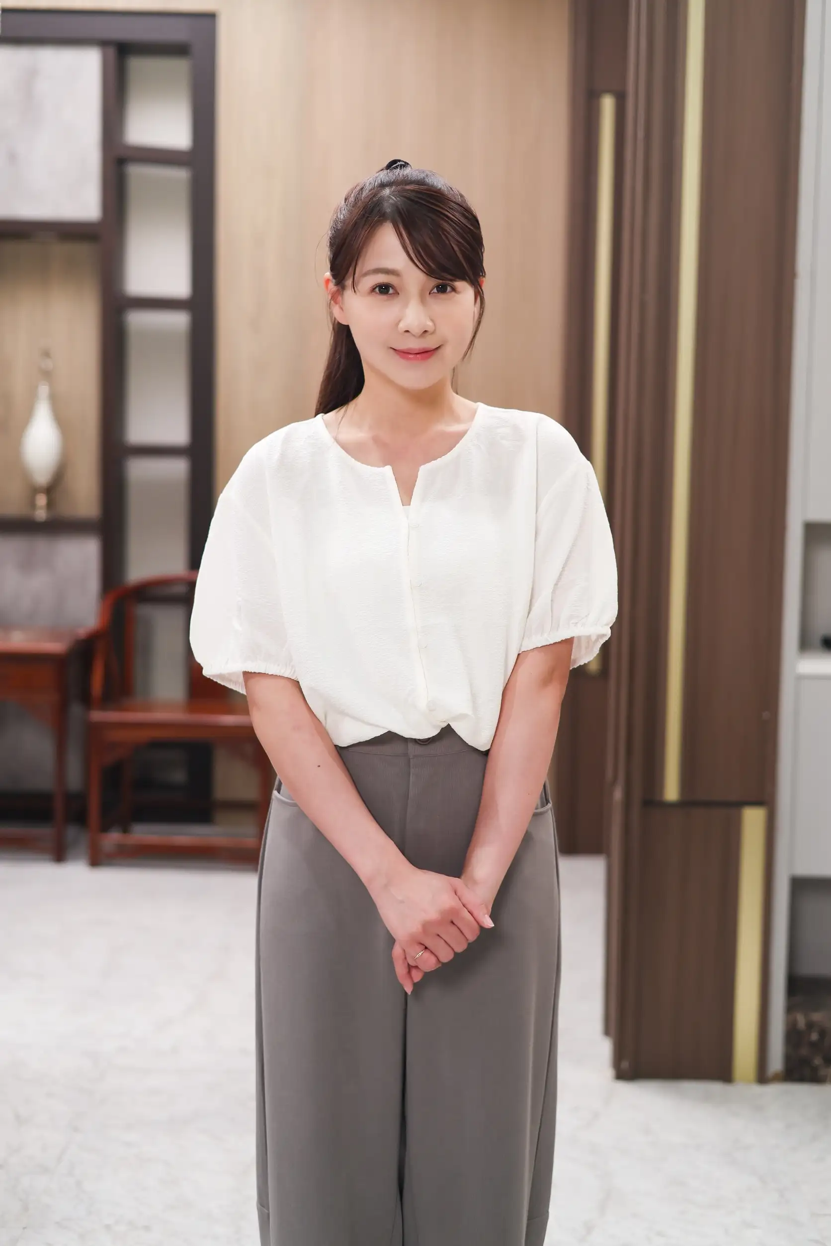 謝京穎為角色特別卸掉因工作需求維持的美甲,造型樸素。(圖/民視提供)