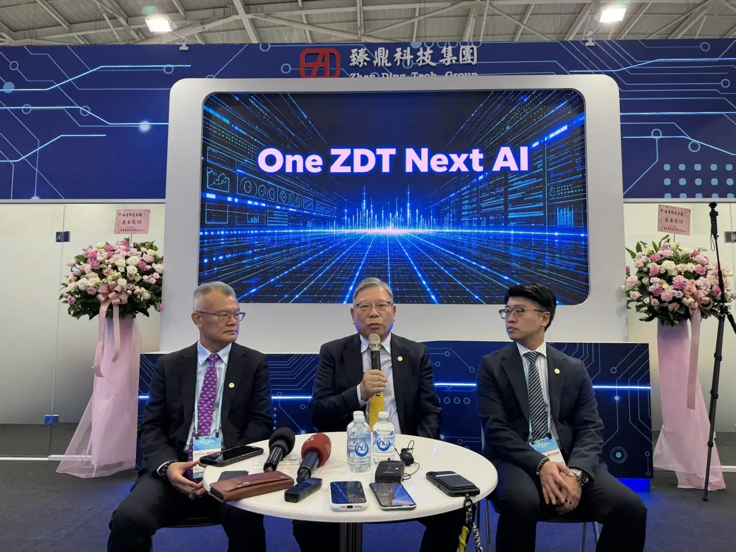 PCB龍頭臻鼎參加TPCA Show 2026台灣電路板產業國際展覽會,圖為臻鼎總經理簡禎富(左)、董事長沈慶芳(中)。(圖/蔣欣倫攝)