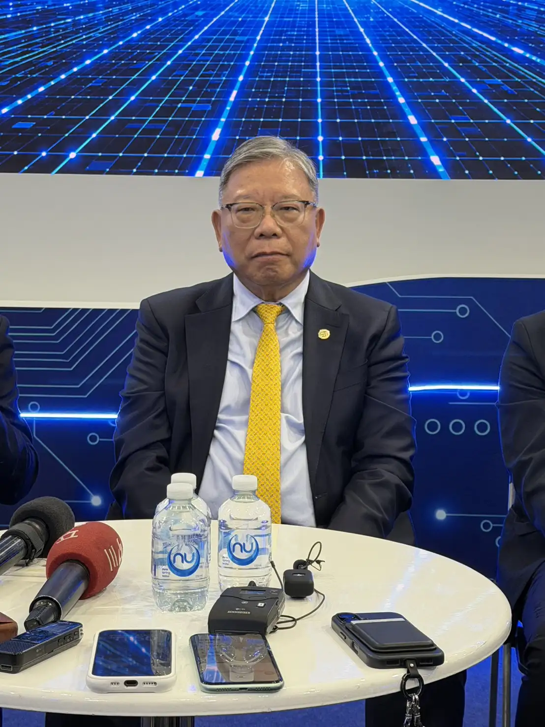 臻鼎董事長沈慶芳指出,中國與台灣市場持續熱絡,反觀日本與韓國相對保守。(圖/蔣欣倫攝)