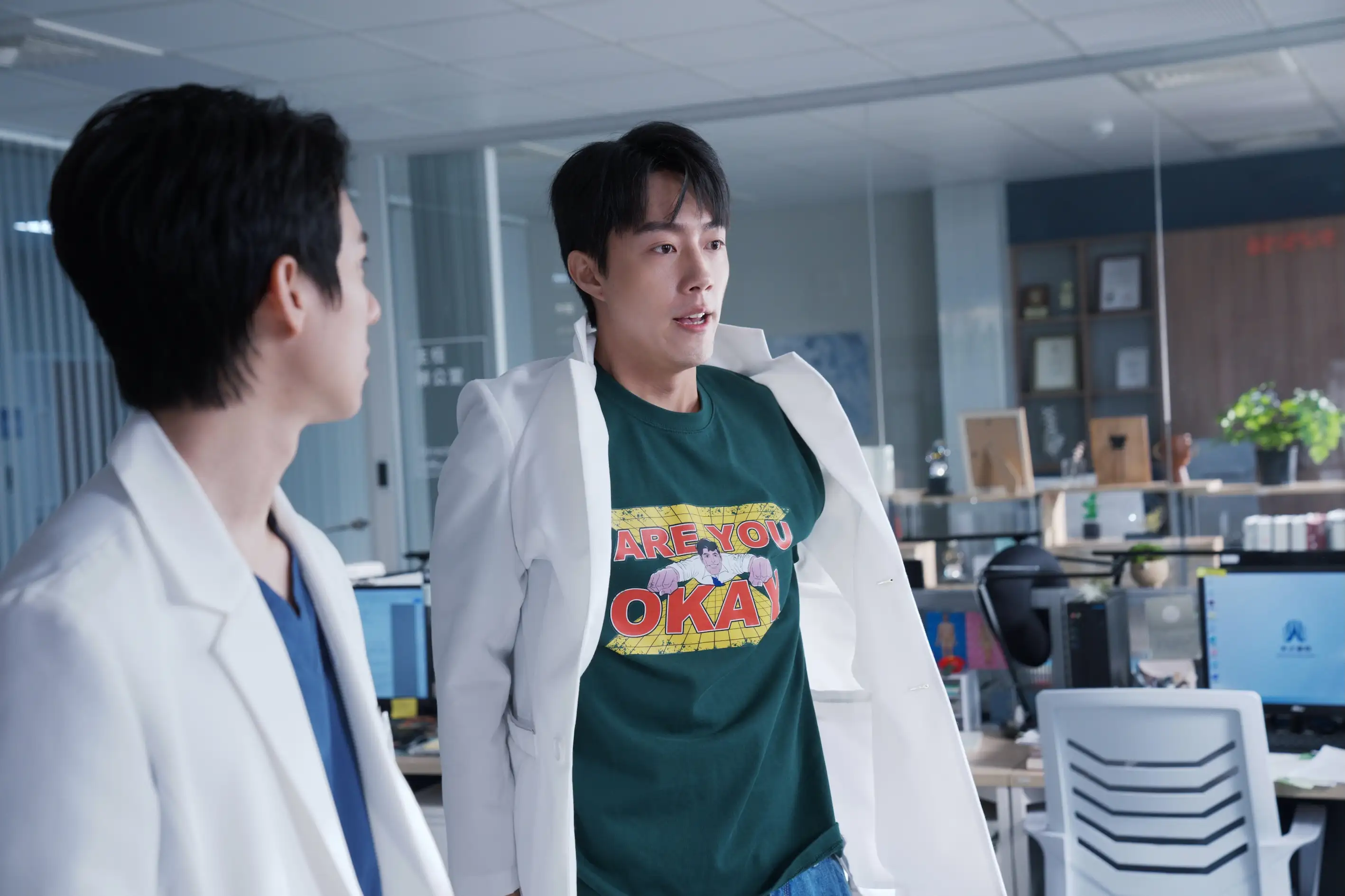 蔡凡熙飾演急診室R1菜鳥林耿明,大喊:「R1林耿明報到」。(圖/Netflix提供)