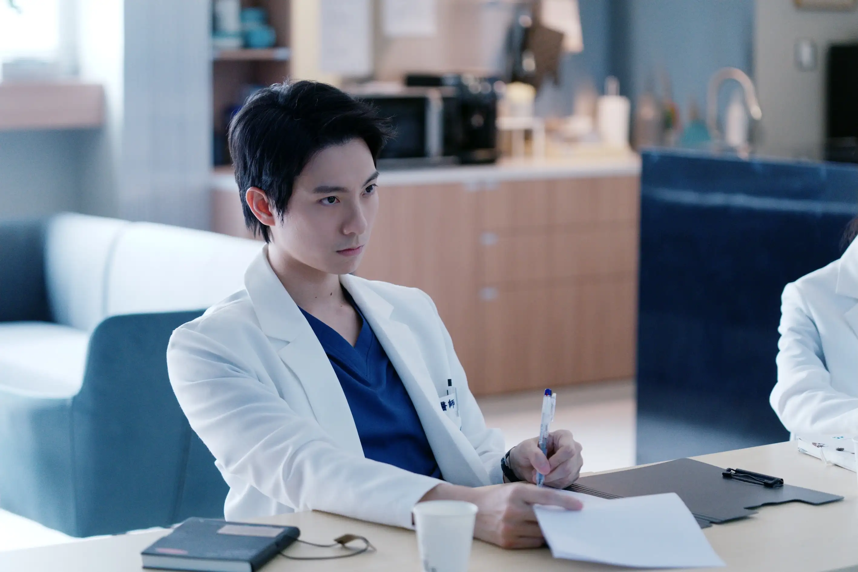 彭千祐飾演天才R1江東彥,在急診工作中慢慢找到使命感。(圖/Netflix提供)