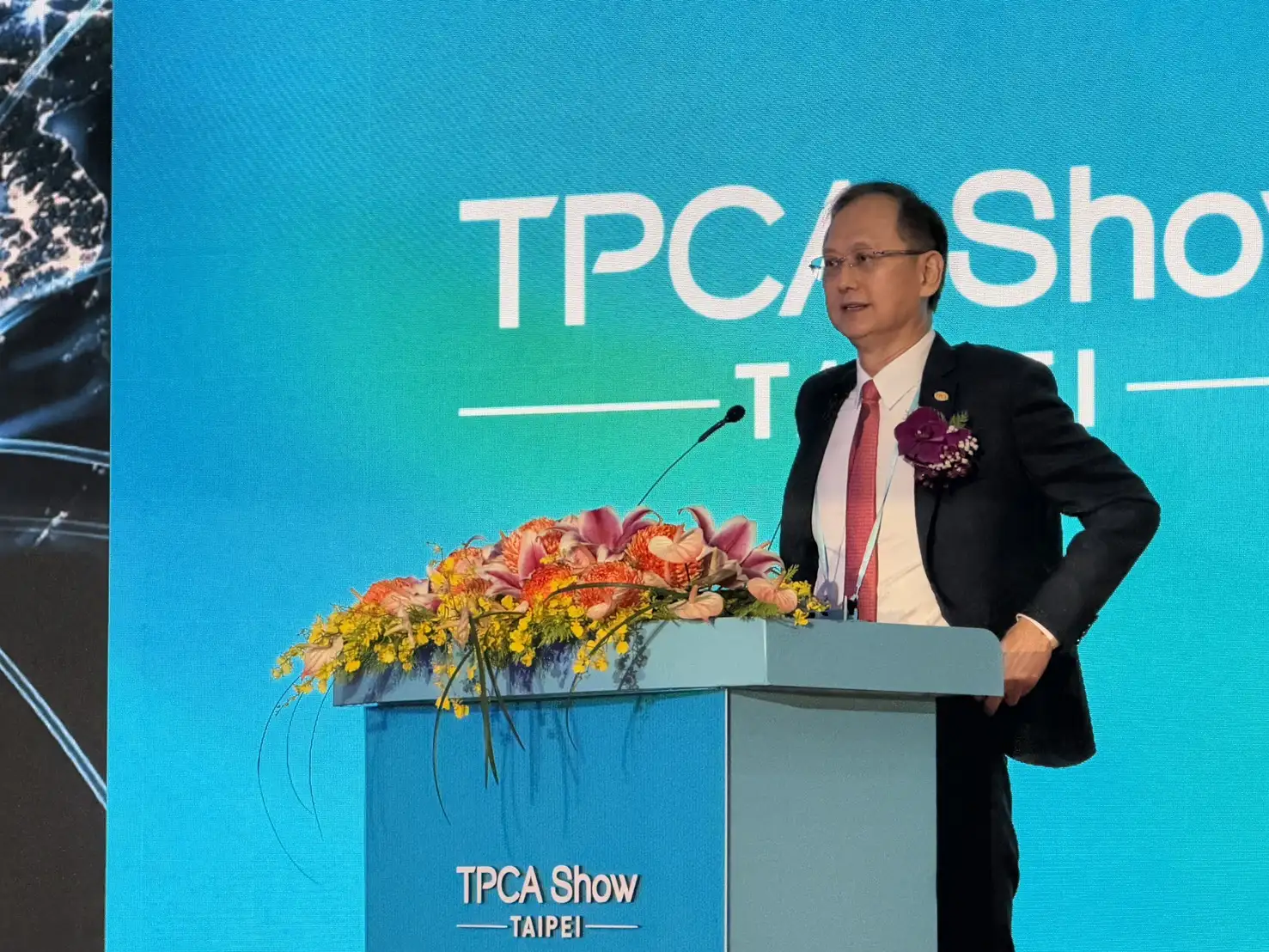 欣興電子董事長簡山傑 20 日在 TPCA Show 2026 進行開幕演講。圖/唐子晴攝影