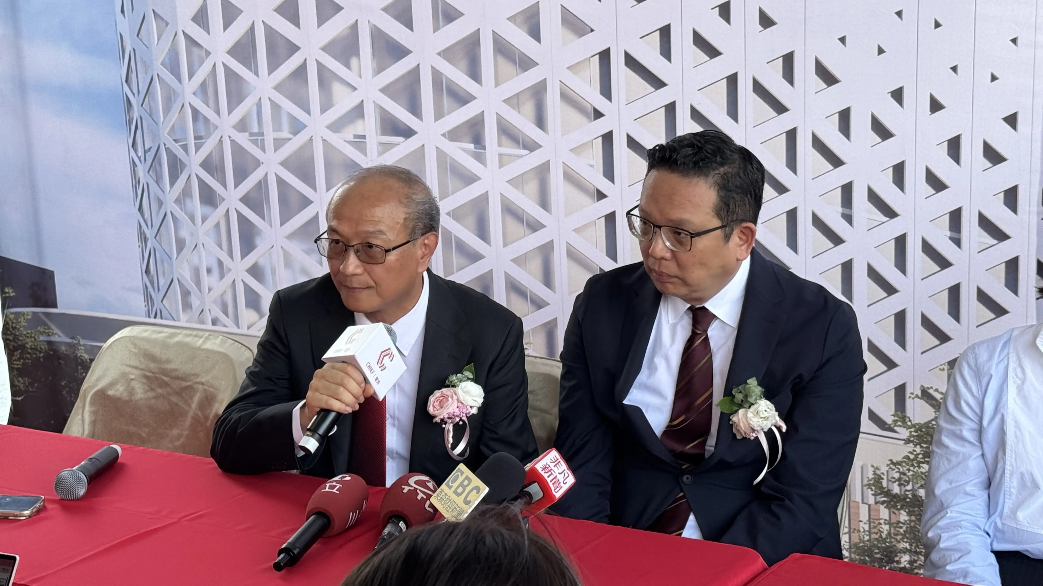 是方董事長邵泓嘉(右)及總經理劉耀元(左)。圖/唐子晴攝影
