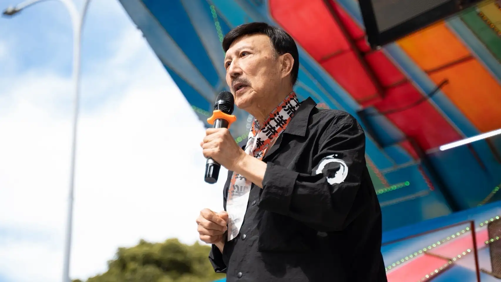 余天難得現身市議員林世宗競選總部成立大會,身形消瘦,但歌聲仍讓台下觀眾忘情。(圖/林世宗服務處提供)