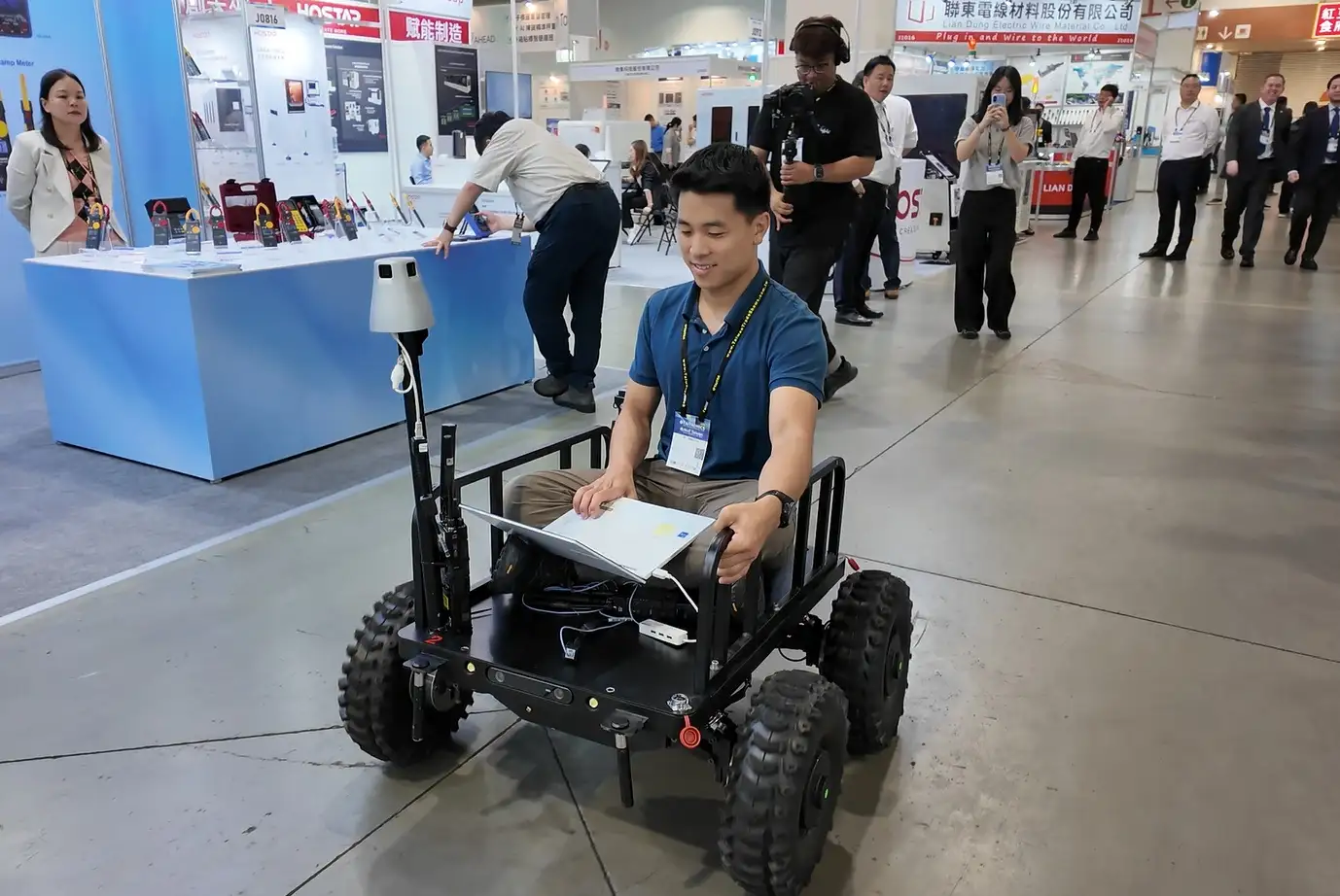 LMV車體尺寸約為914×610×300毫米，載具本體重量約90公斤，最大有效載重300公斤。（圖／蔣欣倫攝）