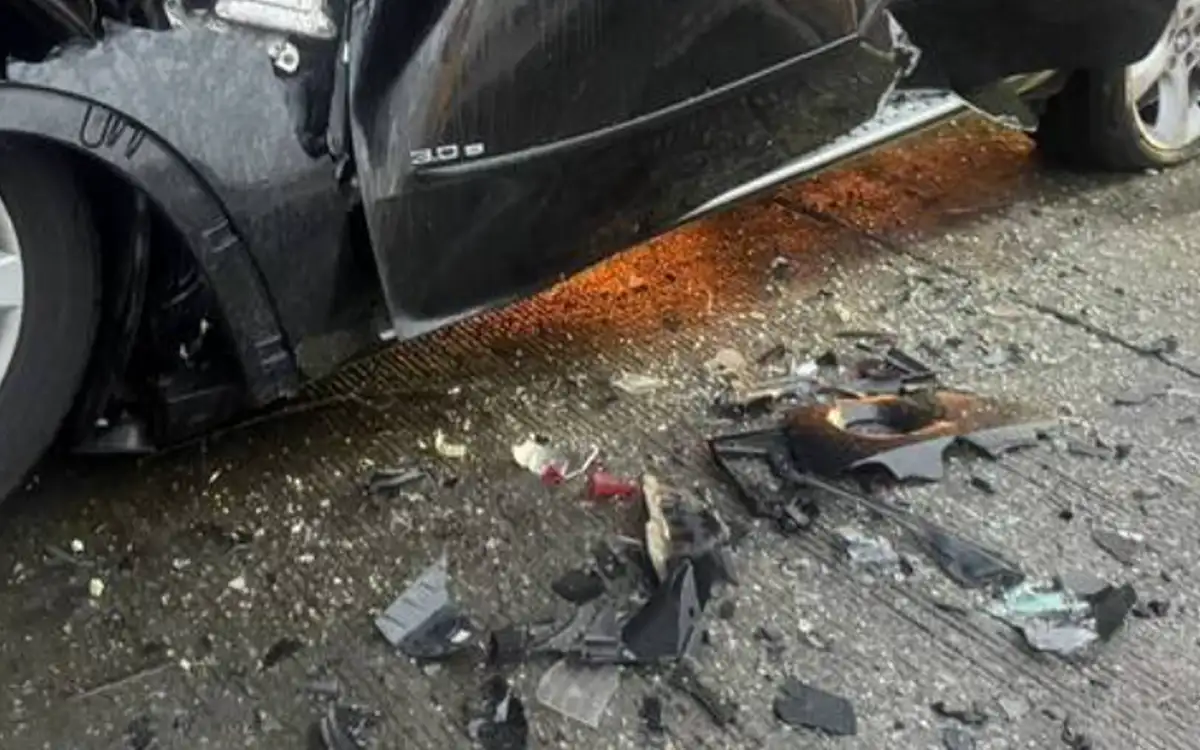 整輛車撞成廢鐵。（圖／翻攝畫面)