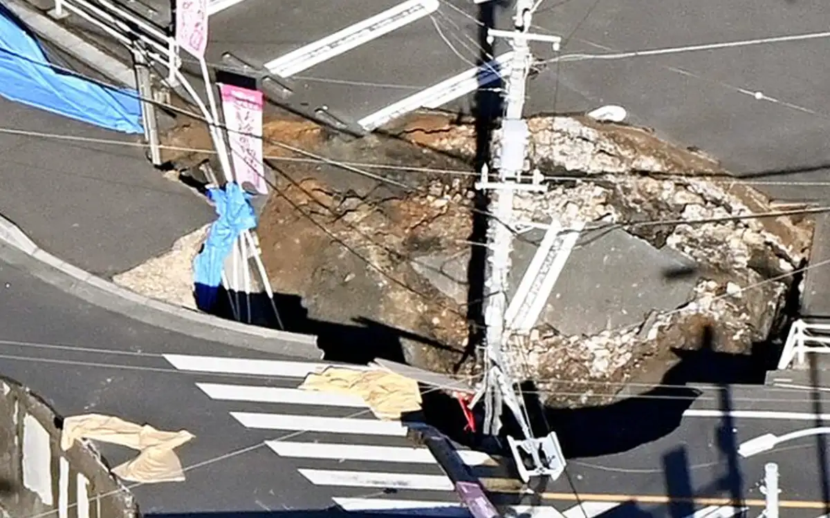 日本埼玉縣卡車司機掉天坑奪命。(圖/翻攝X)