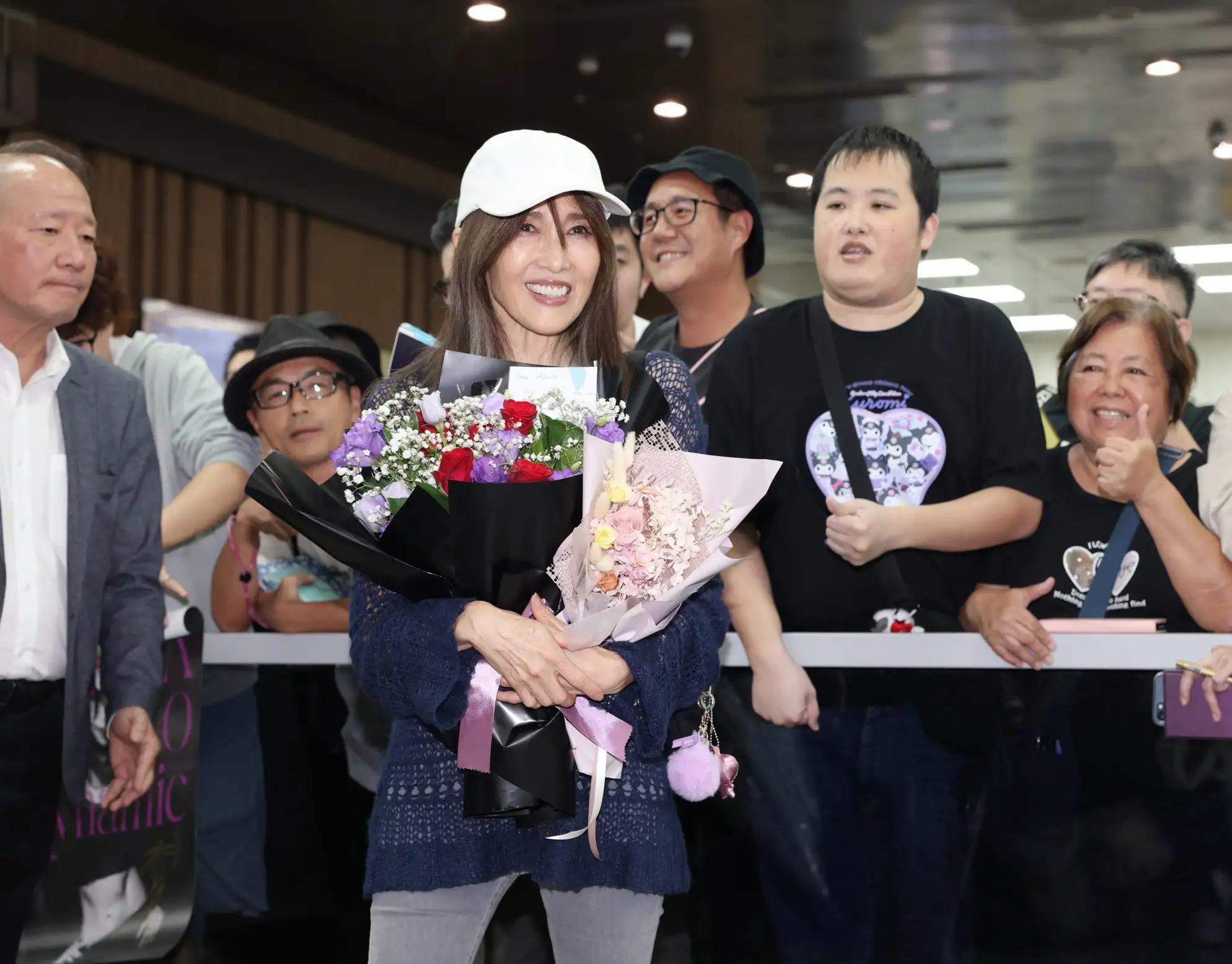 工藤靜香開心收下粉絲送的花束。（圖／記者陳明中攝）